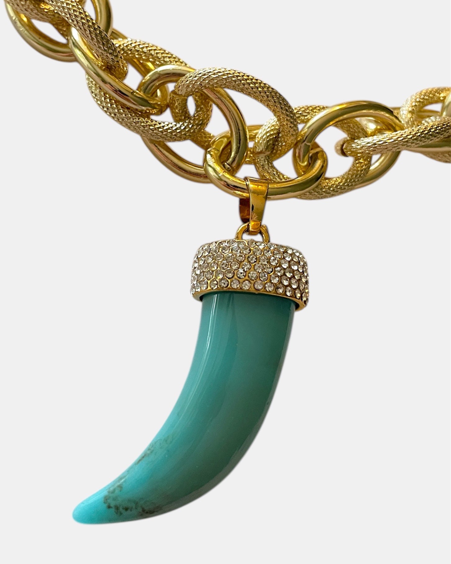 Χειροποίητο γυναικείο κολιέ με χρυσή chunky αλυσίδα και τιρκουάζ κρεμαστό κέρας