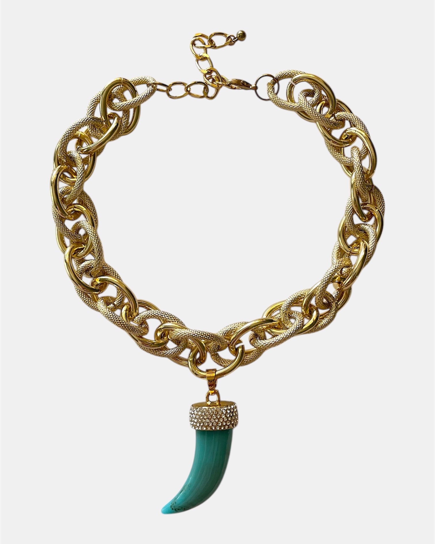 Χειροποίητο γυναικείο κολιέ με χρυσή chunky αλυσίδα και τιρκουάζ κρεμαστό κέρας