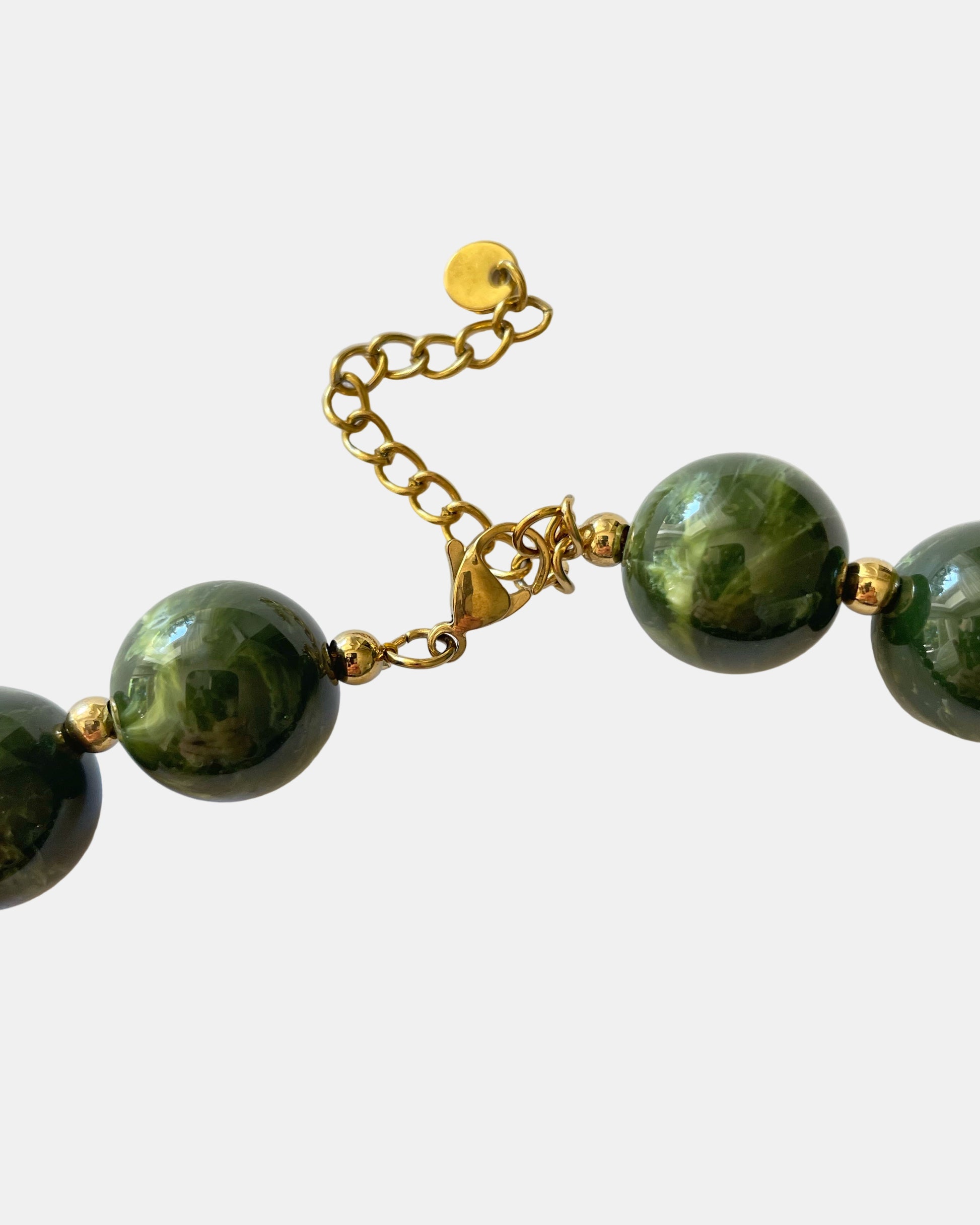 Χειροποίητο γυναικείο κολιέ με πράσινες χάντρες, χρυσά στοιχεία και μενταγιόν φύλλο, λουλούδι και καρδιά