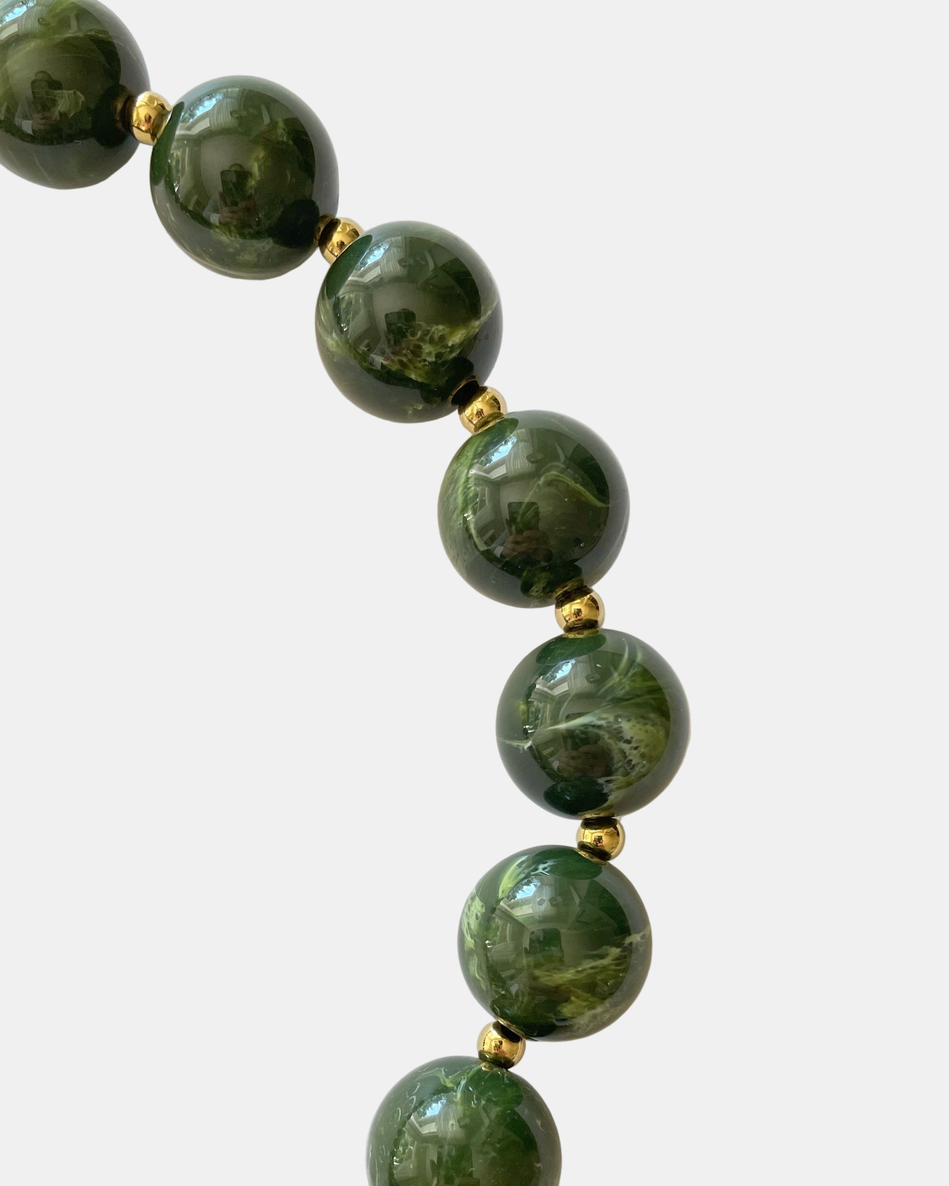 Χειροποίητο γυναικείο κολιέ με πράσινες χάντρες, χρυσά στοιχεία και μενταγιόν φύλλο, λουλούδι και καρδιά