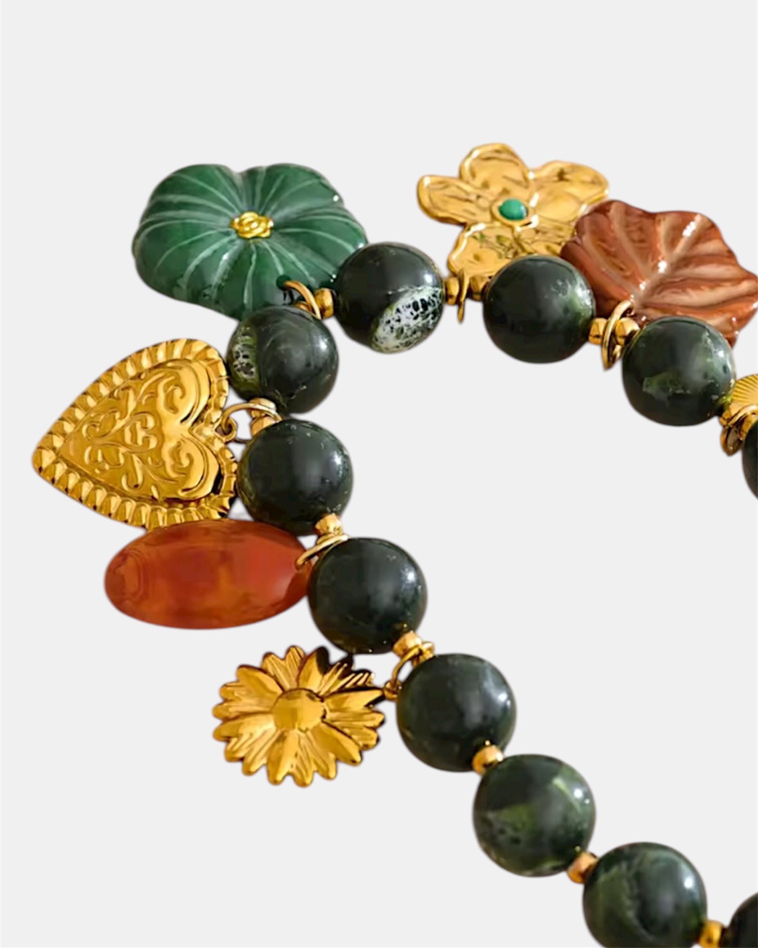 Χειροποίητο γυναικείο κολιέ με πράσινες χάντρες, χρυσά στοιχεία και μενταγιόν φύλλο, λουλούδι και καρδιά