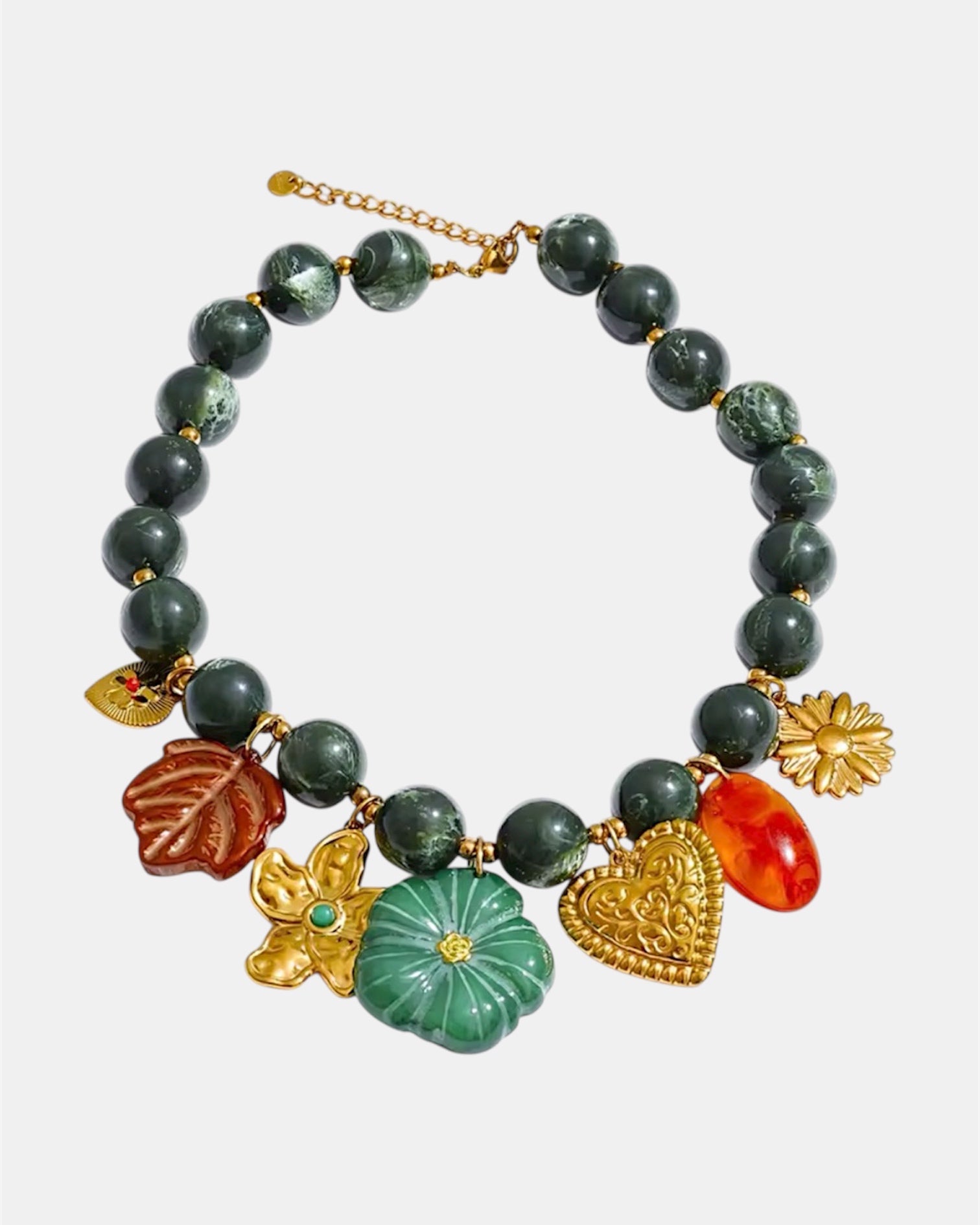 Χειροποίητο γυναικείο κολιέ με πράσινες χάντρες, χρυσά στοιχεία και μενταγιόν φύλλο, λουλούδι και καρδιά