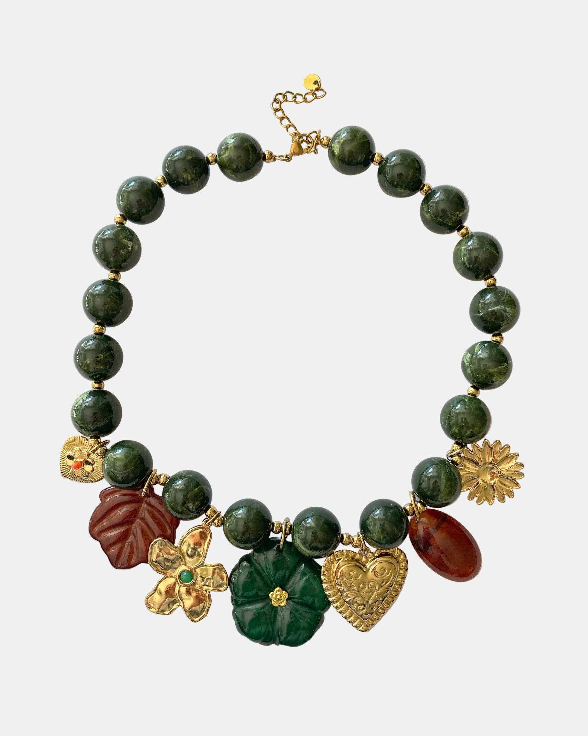 Χειροποίητο γυναικείο κολιέ με πράσινες χάντρες, χρυσά στοιχεία και μενταγιόν φύλλο, λουλούδι και καρδιά