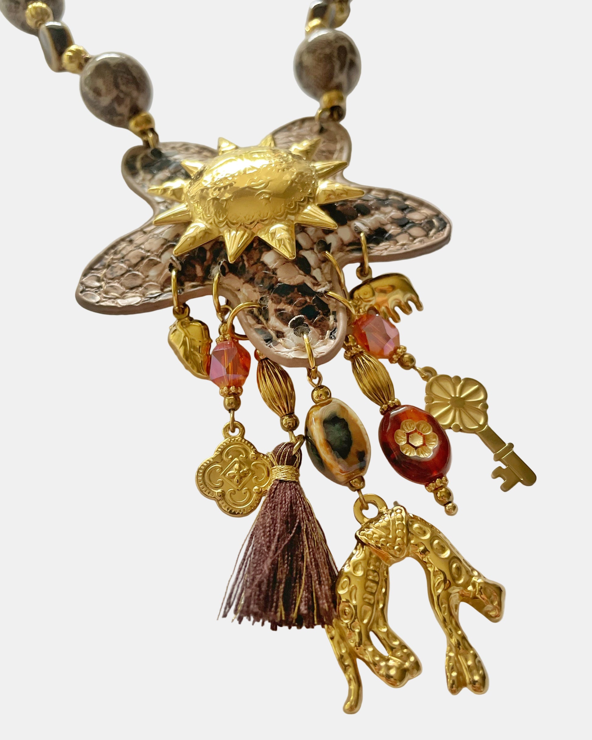 Χειροποίητο γυναικείο χρυσό κολιέ Baroque-Boho μήκους 82+5 cm με λουλουδένιο μοτίφ, χρυσό ήλιο, μεταλλικά charms και χάντρες σε γήινους και κόκκινους τόνους, ιδανικό για καθημερινή και βραδινή εμφάνιση