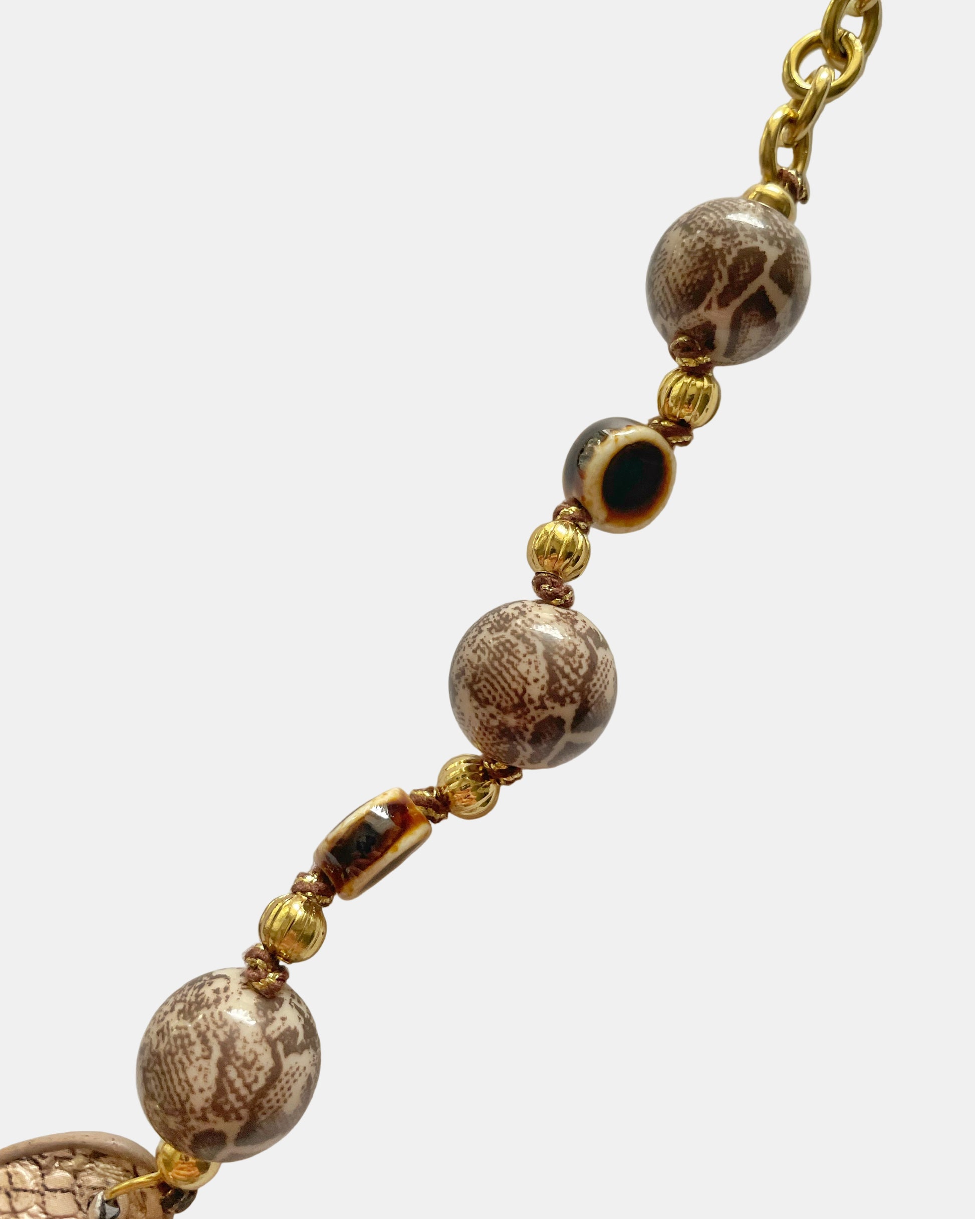 Χειροποίητο γυναικείο χρυσό κολιέ Baroque-Boho μήκους 82+5 cm με λουλουδένιο μοτίφ, χρυσό ήλιο, μεταλλικά charms και χάντρες σε γήινους και κόκκινους τόνους, ιδανικό για καθημερινή και βραδινή εμφάνιση