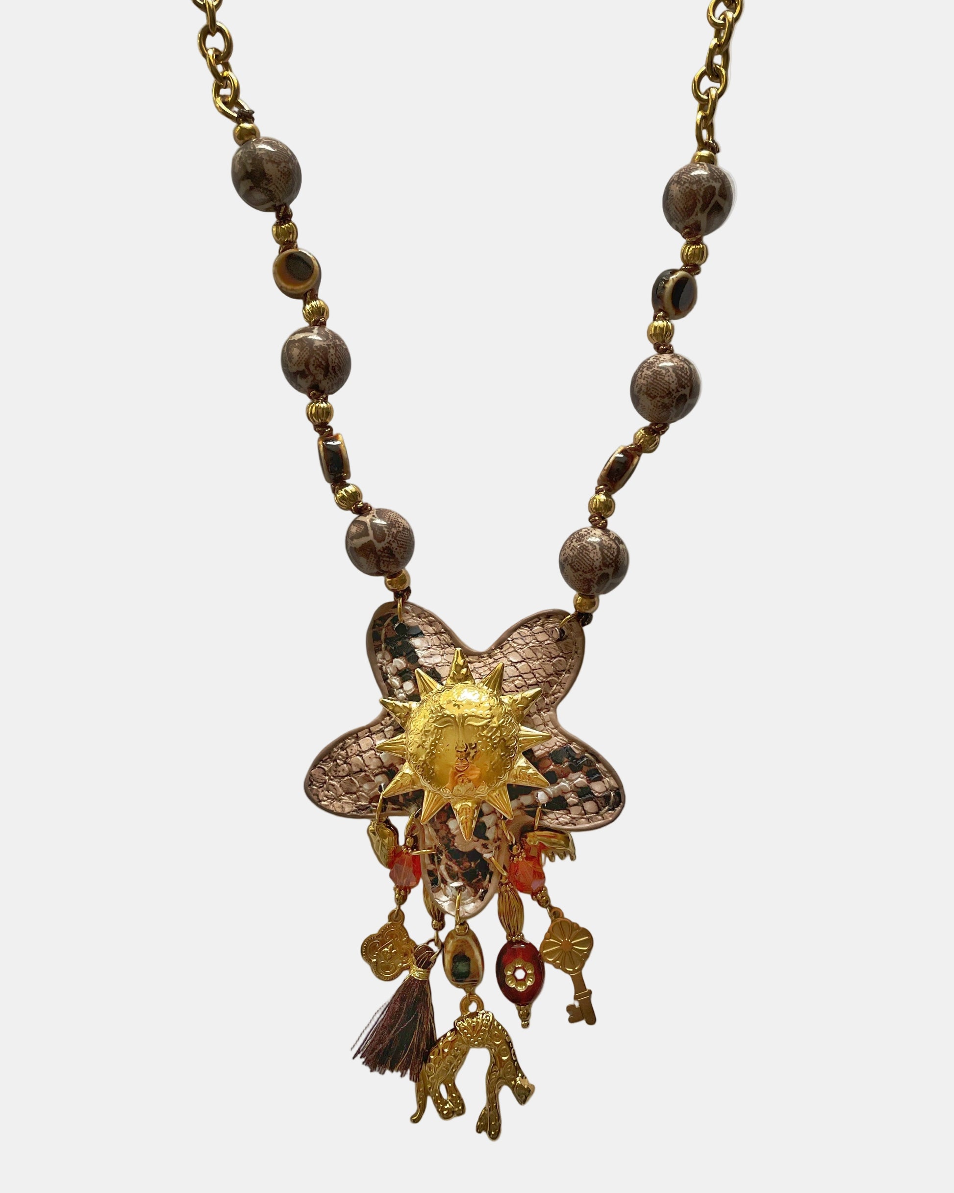 Χειροποίητο γυναικείο χρυσό κολιέ Baroque-Boho μήκους 82+5 cm με λουλουδένιο μοτίφ, χρυσό ήλιο, μεταλλικά charms και χάντρες σε γήινους και κόκκινους τόνους, ιδανικό για καθημερινή και βραδινή εμφάνιση