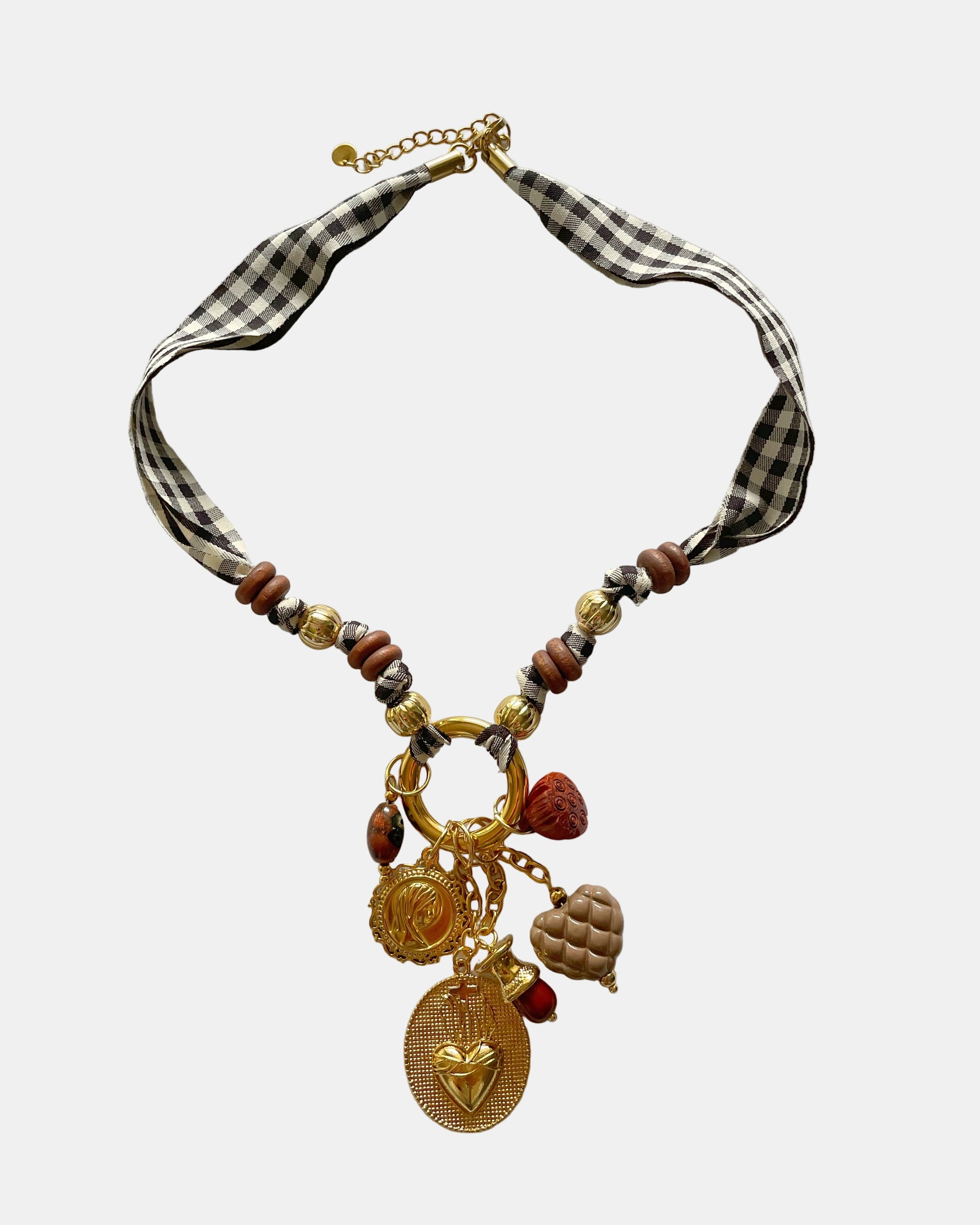 Χειροποίητο γυναικείο καρό κολιέ σε μοντέρνο υφασμάτινο σχέδιο, ιδανικό για κομψές και καθημερινές εμφανίσεις.