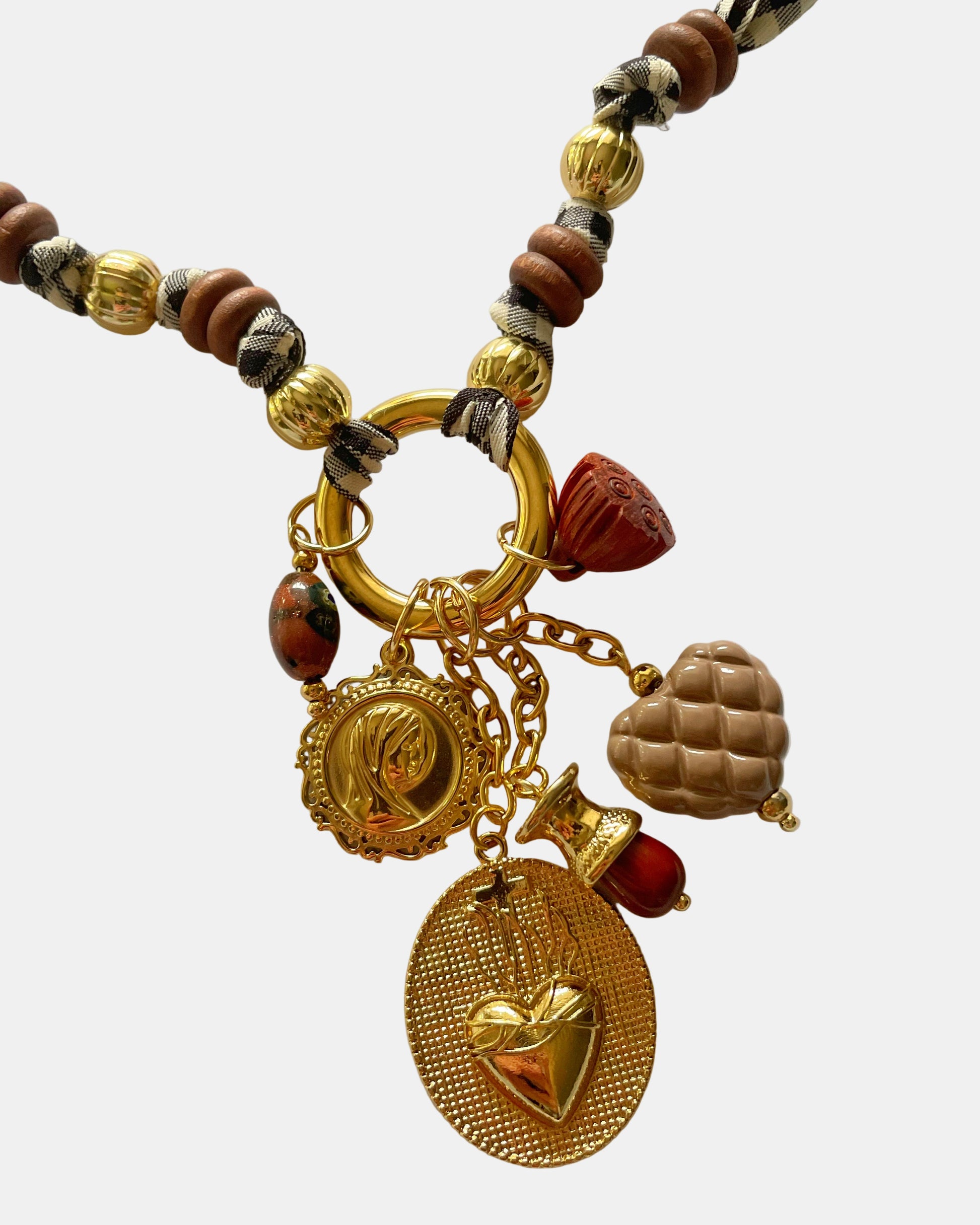 Χειροποίητο γυναικείο καρό κολιέ σε μοντέρνο υφασμάτινο σχέδιο, ιδανικό για κομψές και καθημερινές εμφανίσεις.