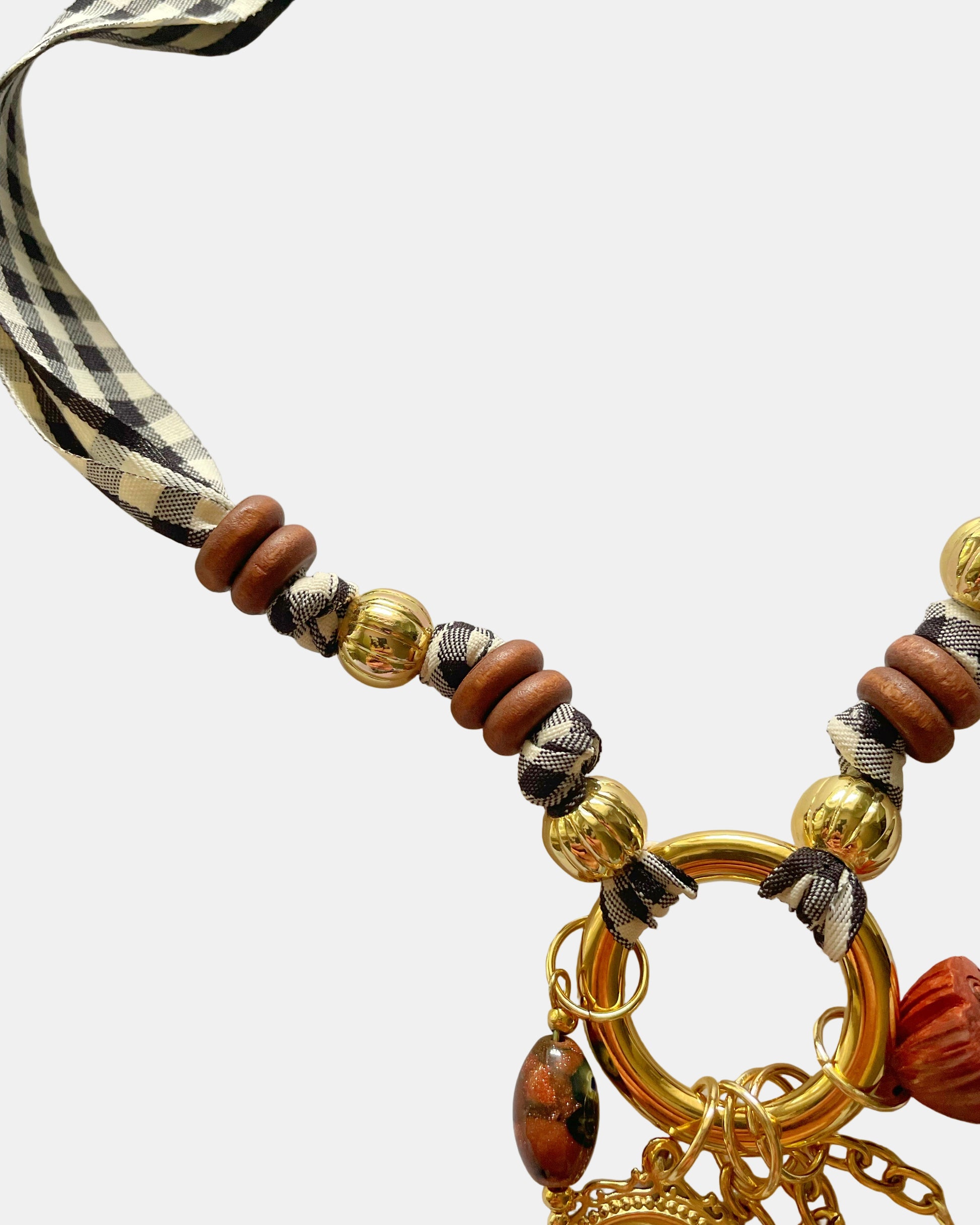 Χειροποίητο γυναικείο καρό κολιέ σε μοντέρνο υφασμάτινο σχέδιο, ιδανικό για κομψές και καθημερινές εμφανίσεις.