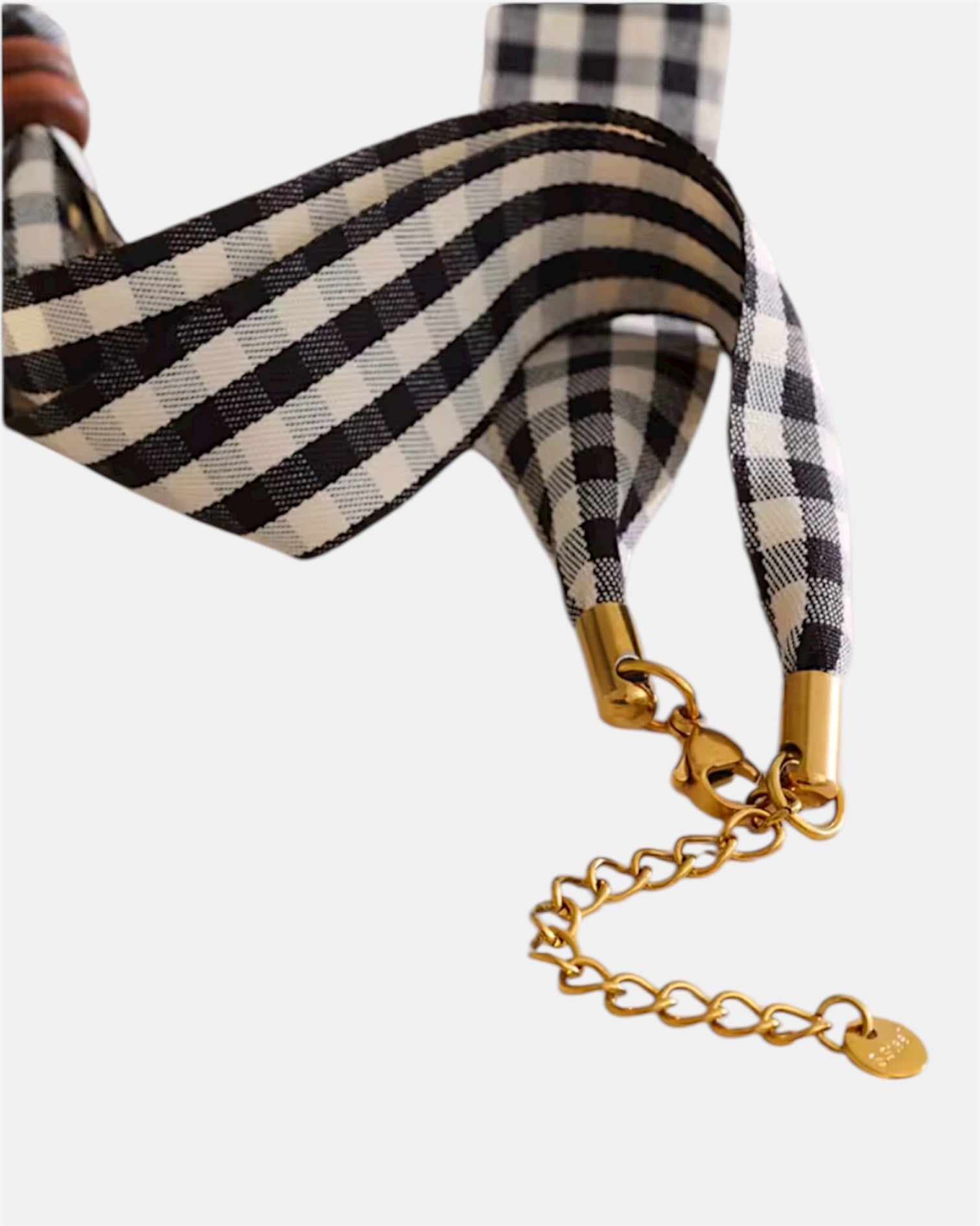 Χειροποίητο γυναικείο καρό κολιέ σε μοντέρνο υφασμάτινο σχέδιο, ιδανικό για κομψές και καθημερινές εμφανίσεις.