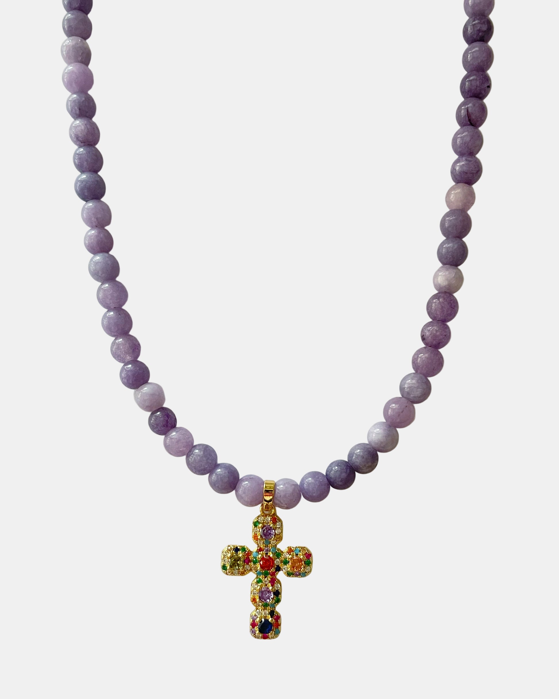 Χειροποίητο μωβ κολιέ με στρογγυλές χάντρες και χρυσό σταυρό στολισμένο με πολύχρωμες πέτρες.