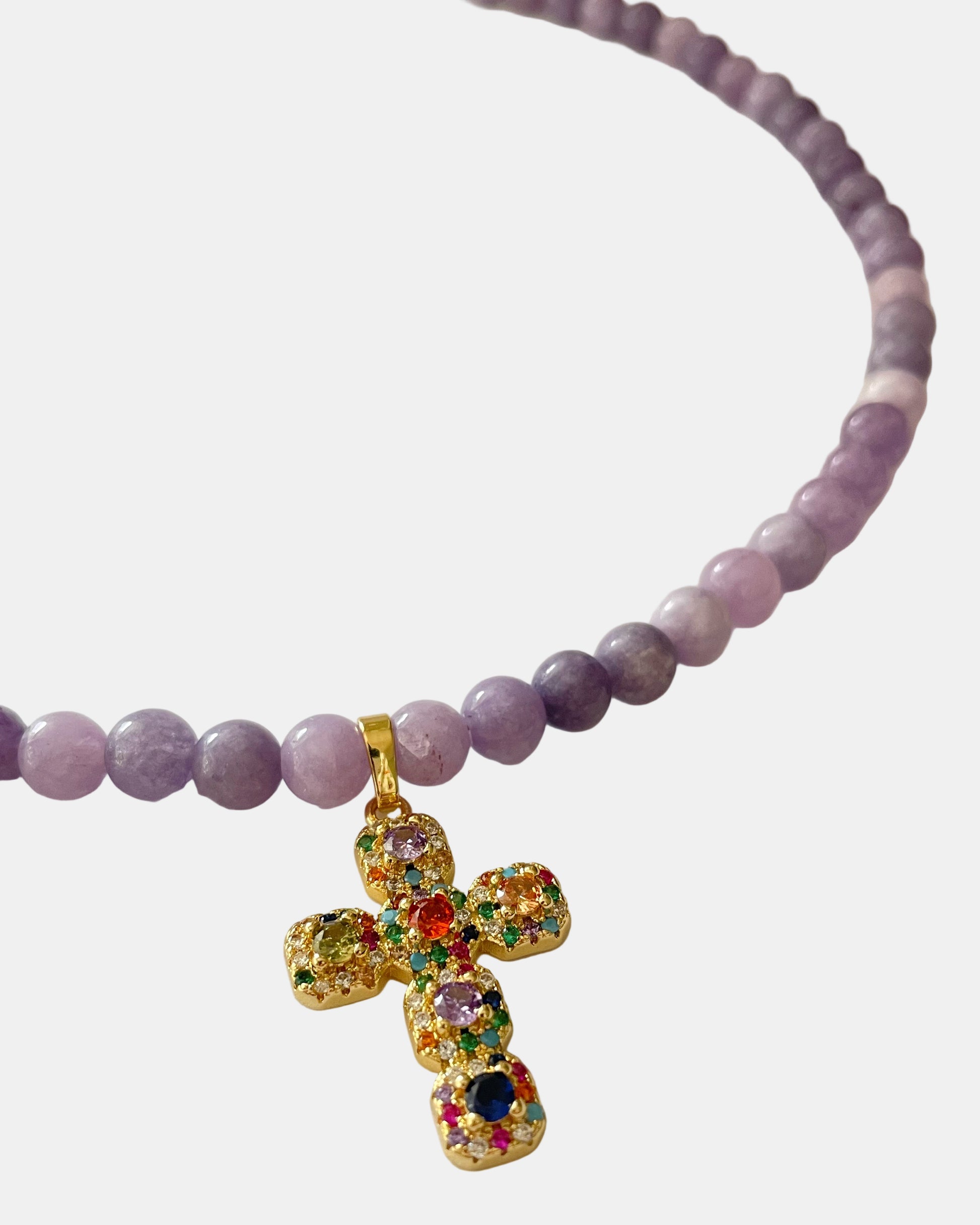 Χειροποίητο μωβ κολιέ με στρογγυλές χάντρες και χρυσό σταυρό στολισμένο με πολύχρωμες πέτρες.