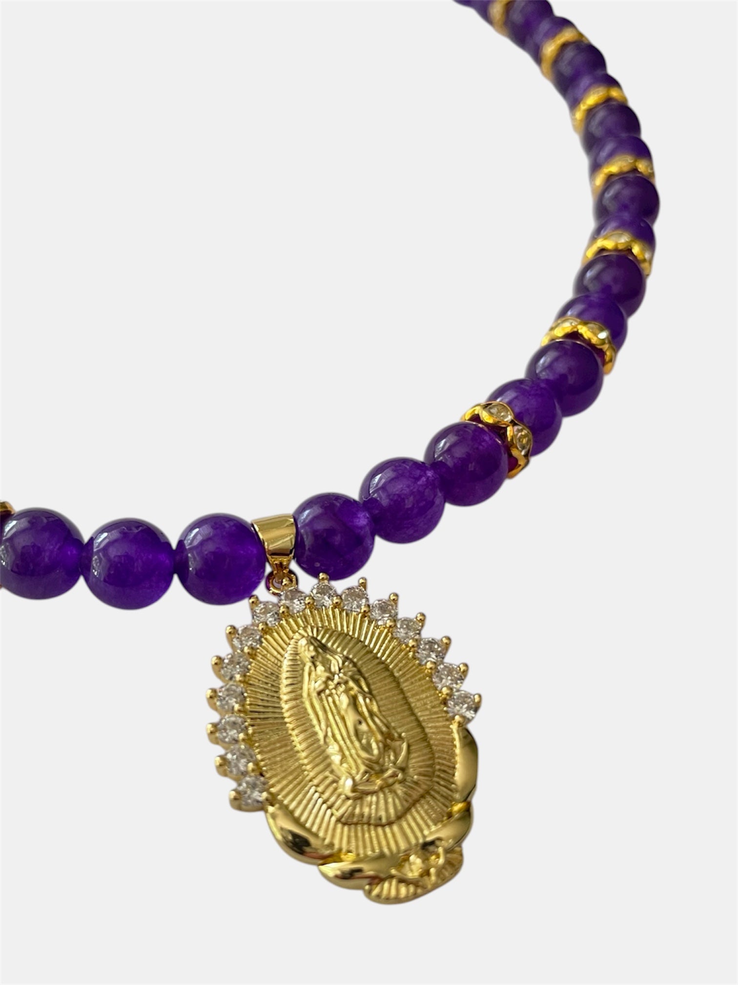 Χειροποίητο γυναικείο μώβ κολιέ με διακοσμητικό στοιχείο