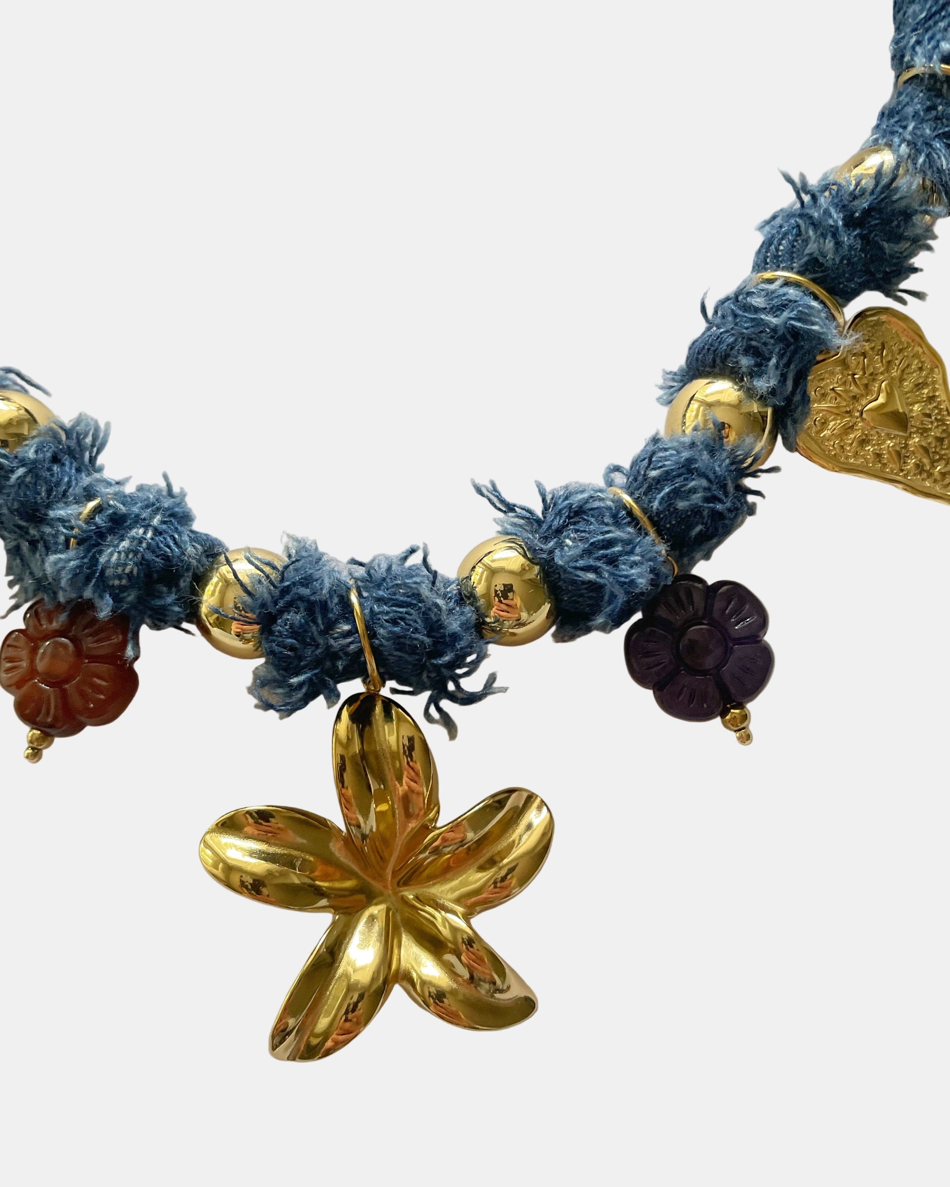 Χειροποίητο γυναικείο κολιέ μπλε τζιν με λεπτομέρειες από ανοξείδωτο ατσάλι, ιδανικό για καθημερινή και βραδινή εμφάνιση