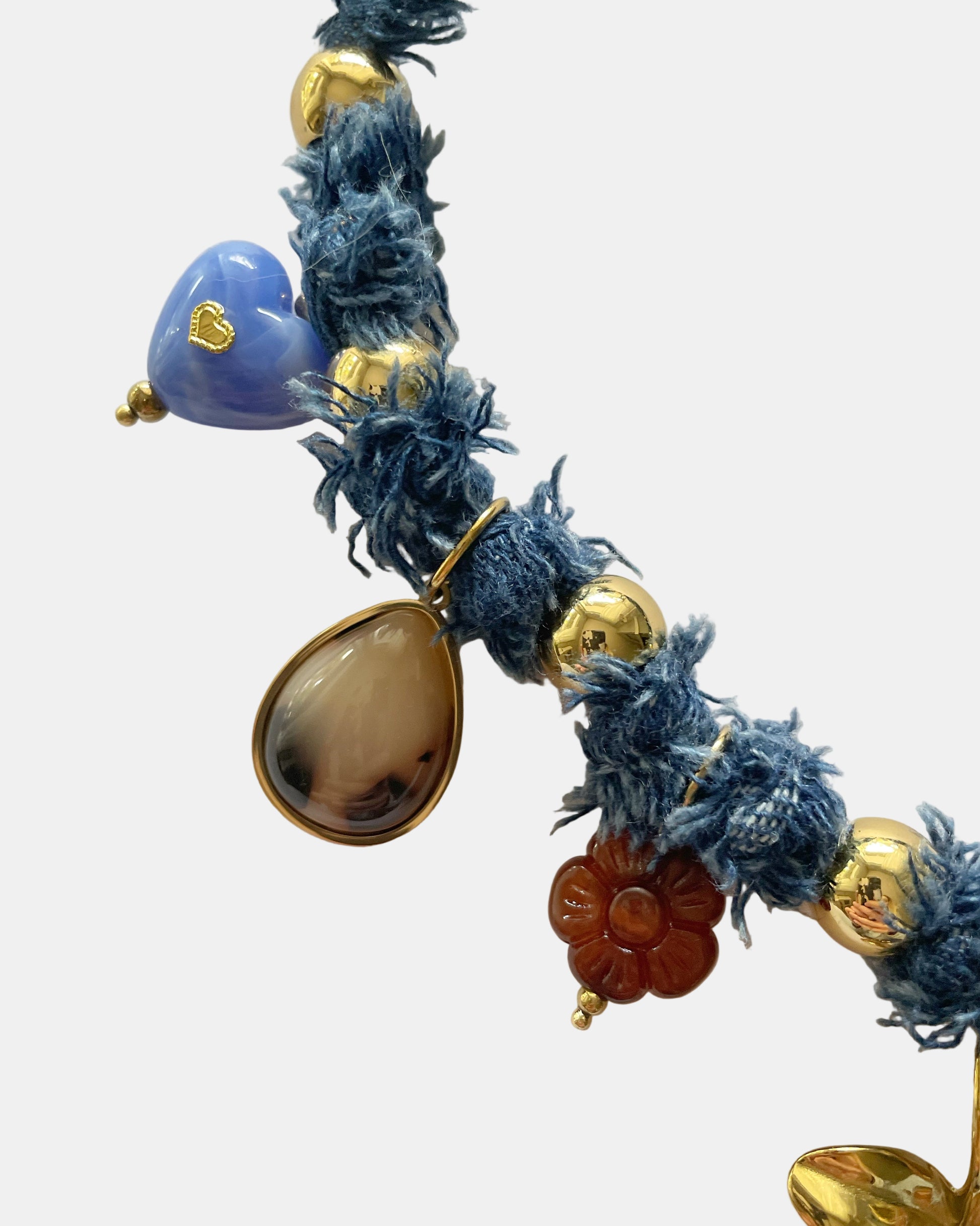 Χειροποίητο γυναικείο κολιέ μπλε τζιν με λεπτομέρειες από ανοξείδωτο ατσάλι, ιδανικό για καθημερινή και βραδινή εμφάνιση