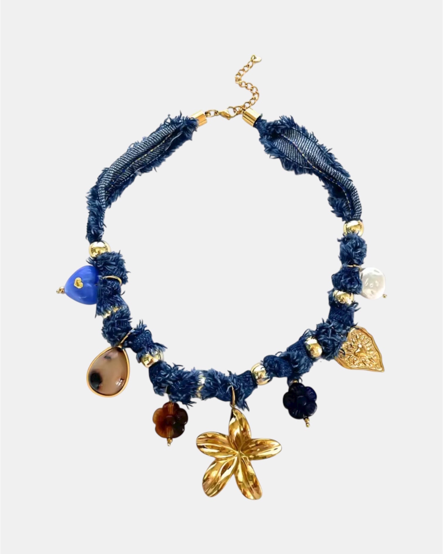 Χειροποίητο γυναικείο κολιέ μπλε τζιν με λεπτομέρειες από ανοξείδωτο ατσάλι, ιδανικό για καθημερινή και βραδινή εμφάνιση