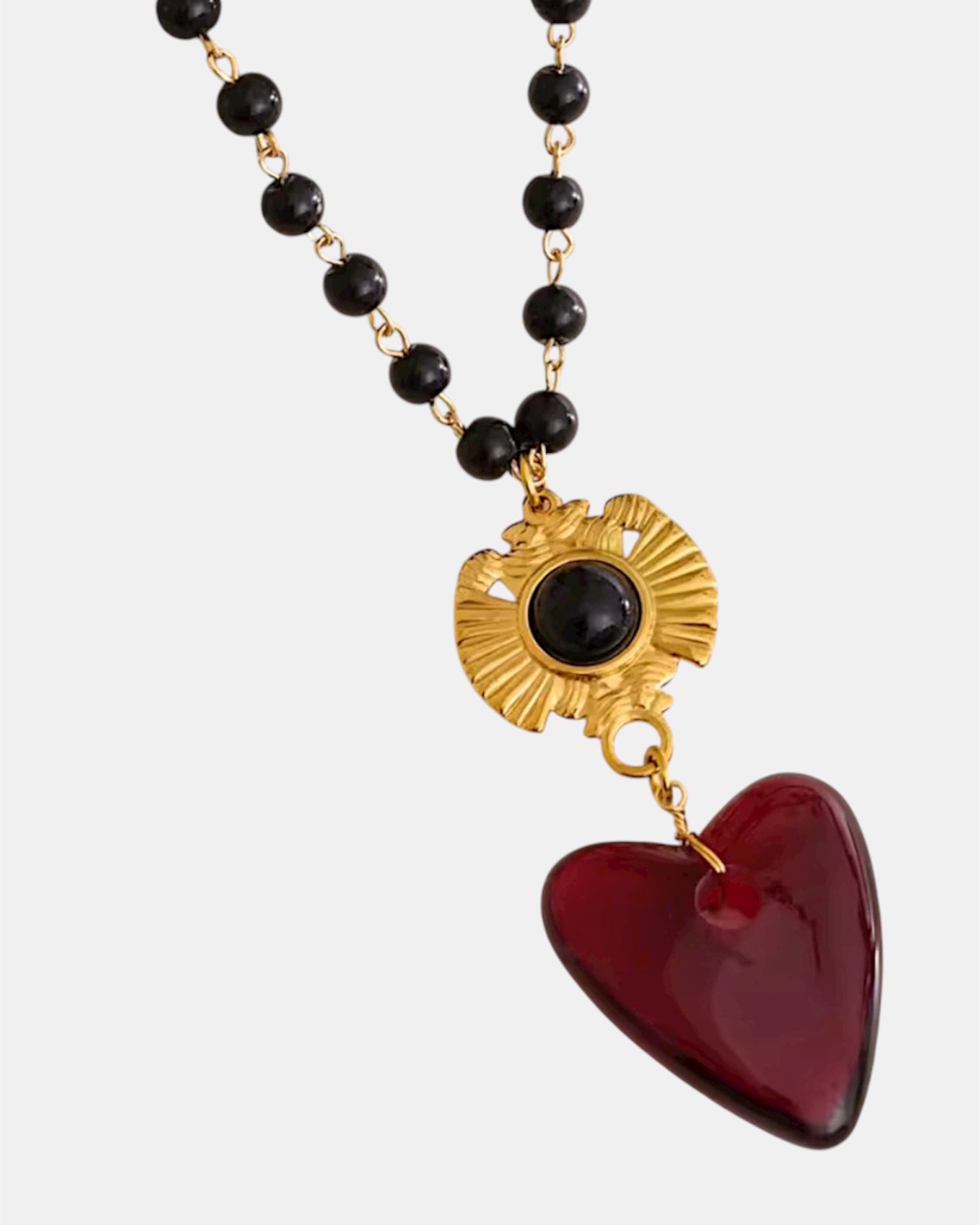 Χειροποίητο γυναικείο κολιέ ροζάριο με μαύρες χάντρες και κόκκινη καρδιά
