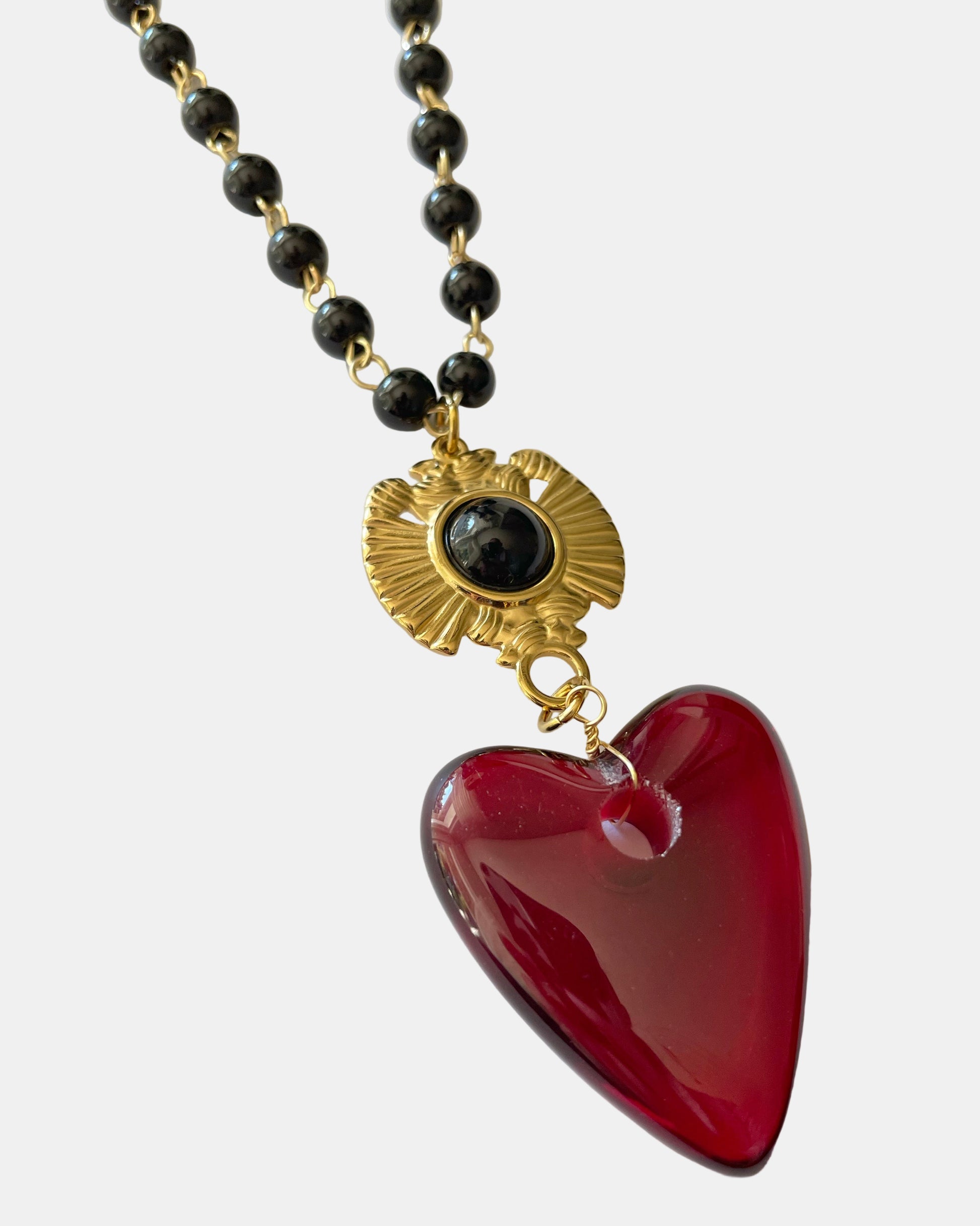 Χειροποίητο γυναικείο κολιέ ροζάριο με μαύρες χάντρες και κόκκινη καρδιά