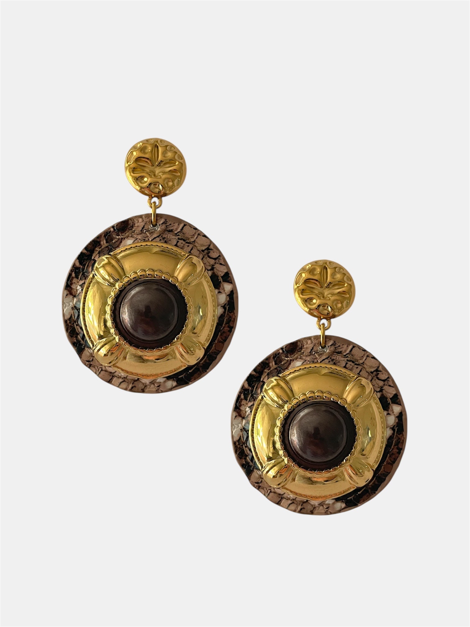 Κρεμαστά χρυσά σκουλαρίκια με ανάγλυφο κρίκο και κεντρική σκούρα πέτρα, εντυπωσιακά statement σκουλαρίκια με vintage και καλλιτεχνικό χαρακτήρα.