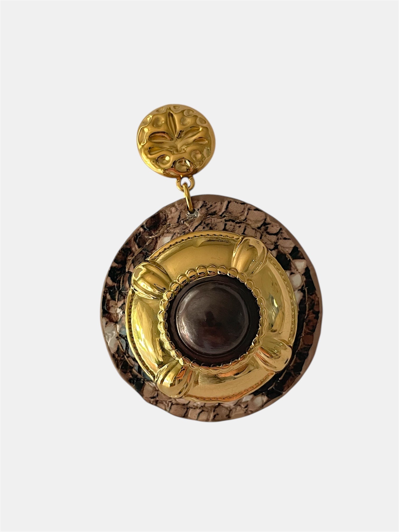 Κρεμαστά χρυσά σκουλαρίκια με ανάγλυφο κρίκο και κεντρική σκούρα πέτρα, εντυπωσιακά statement σκουλαρίκια με vintage και καλλιτεχνικό χαρακτήρα.