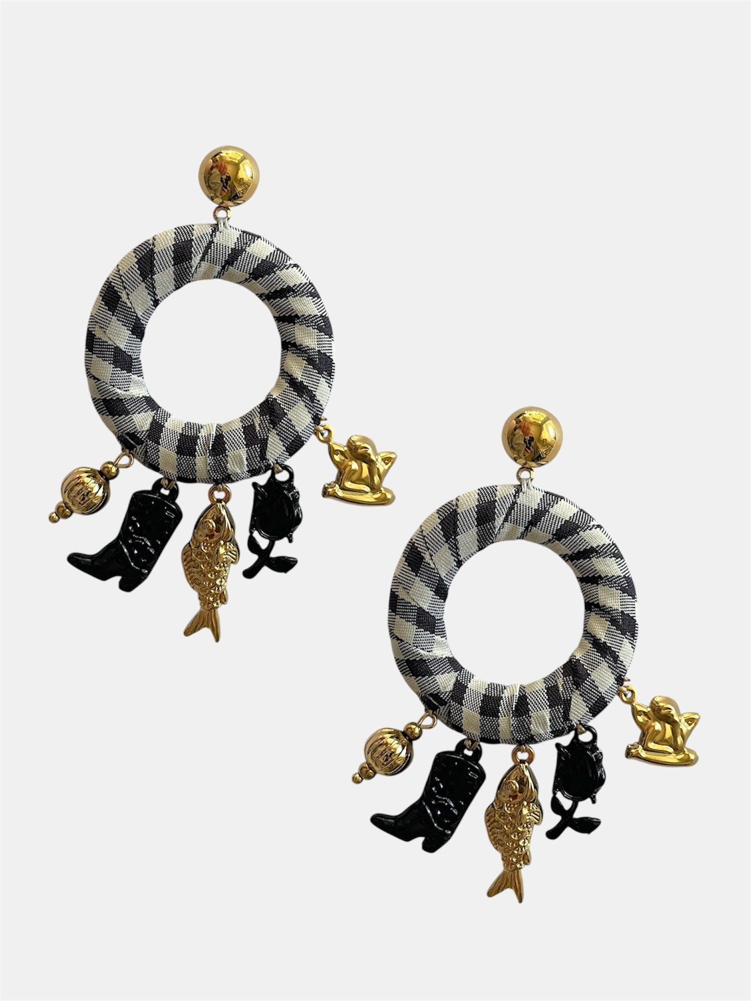 Κρεμαστά χρυσά σκουλαρίκια με καρό κρίκο και charms, μοντέρνα γυναικεία κοσμήματα για καθημερινό και βραδινό στυλ.