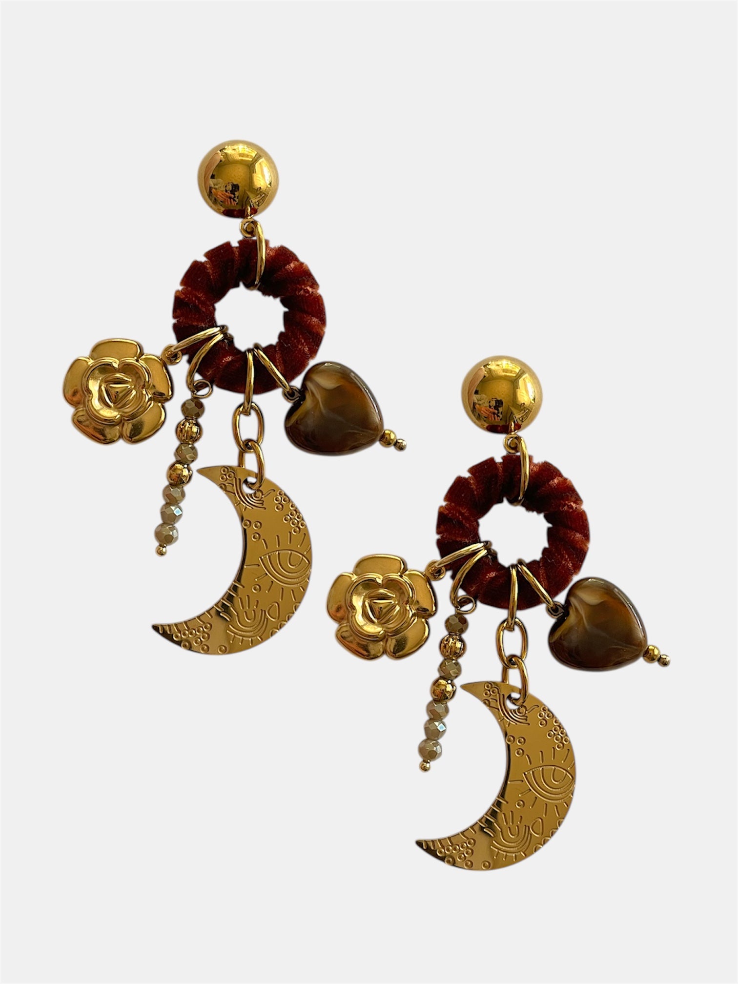 Κρεμαστά χρυσά σκουλαρίκια με κρίκο και charms, κομψά γυναικεία σκουλαρίκια για μοντέρνο και καθημερινό στυλ.