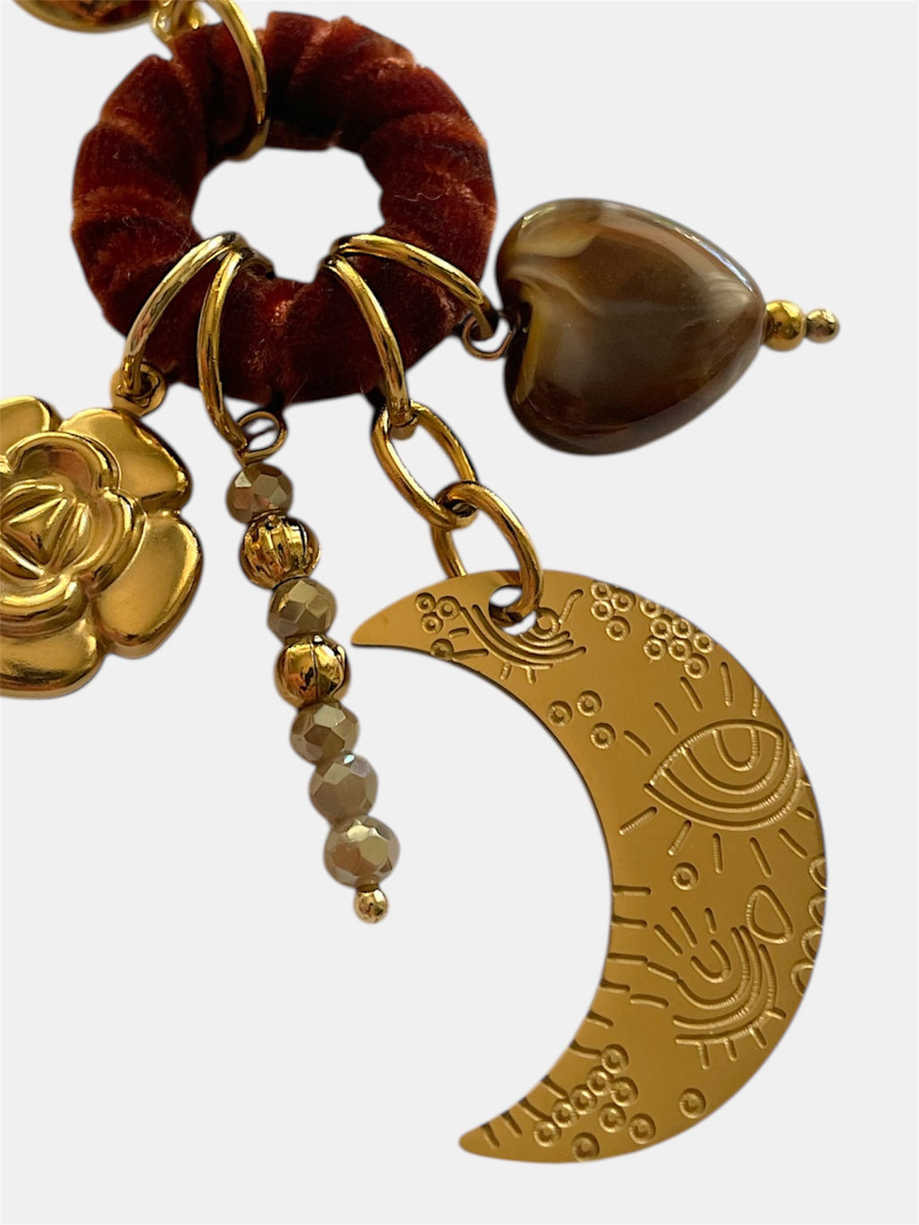 Κρεμαστά χρυσά σκουλαρίκια με κρίκο και charms, κομψά γυναικεία σκουλαρίκια για μοντέρνο και καθημερινό στυλ.