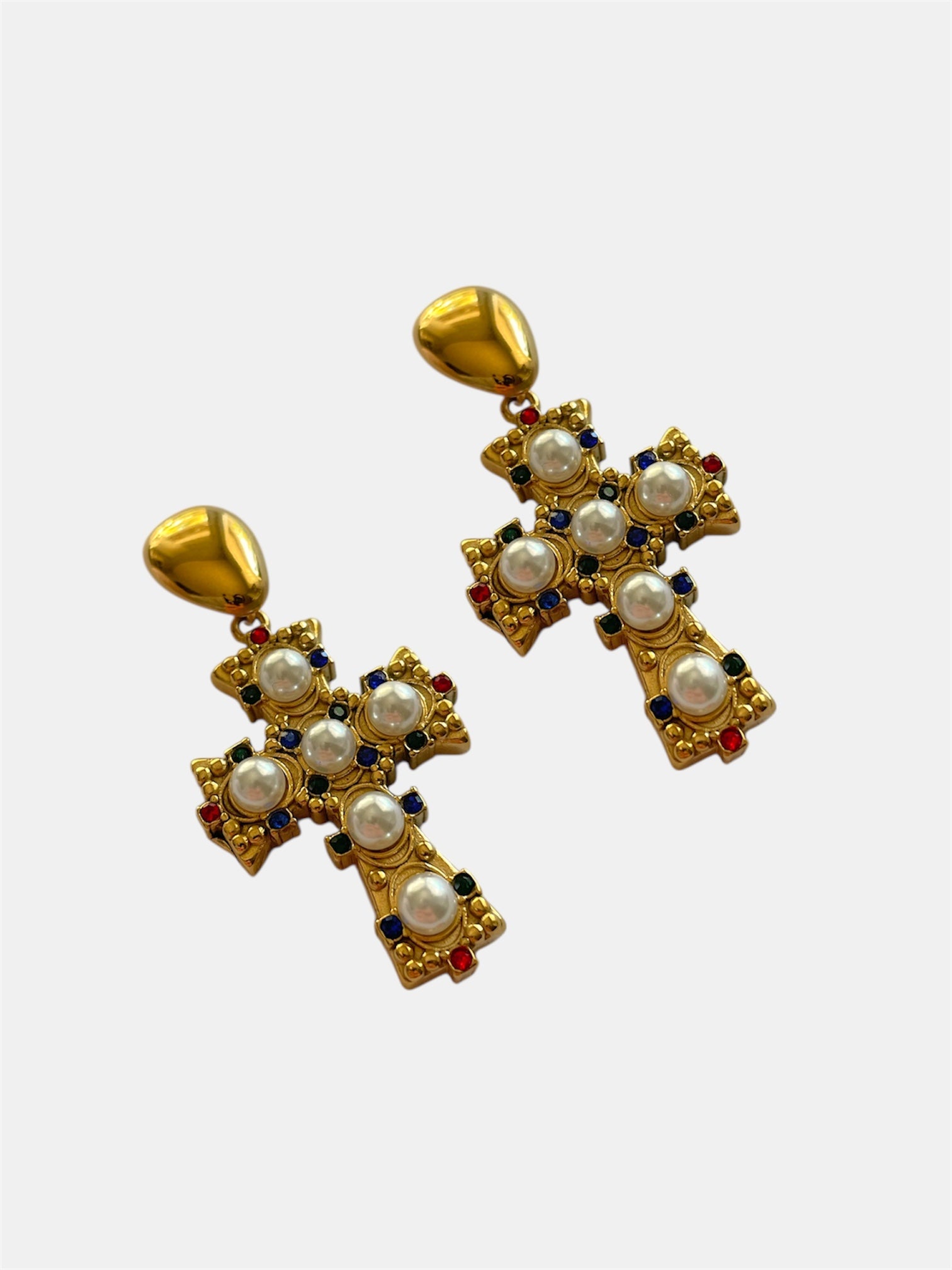 Ζευγάρι κρεμαστών χρυσών σκουλαρικιών σε σχήμα σταυρού, διακοσμημένων με λευκές πέρλες.