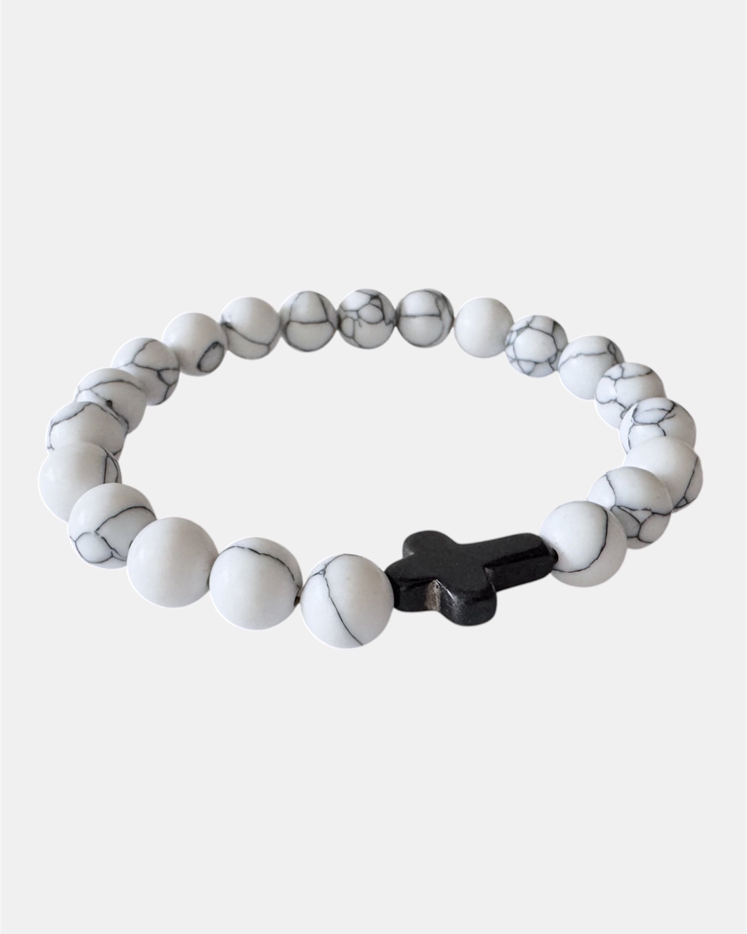 Λευκό αντρικό βραχιόλι με μαύρο σταυρό, μοντέρνο ανδρικό κόσμημα.