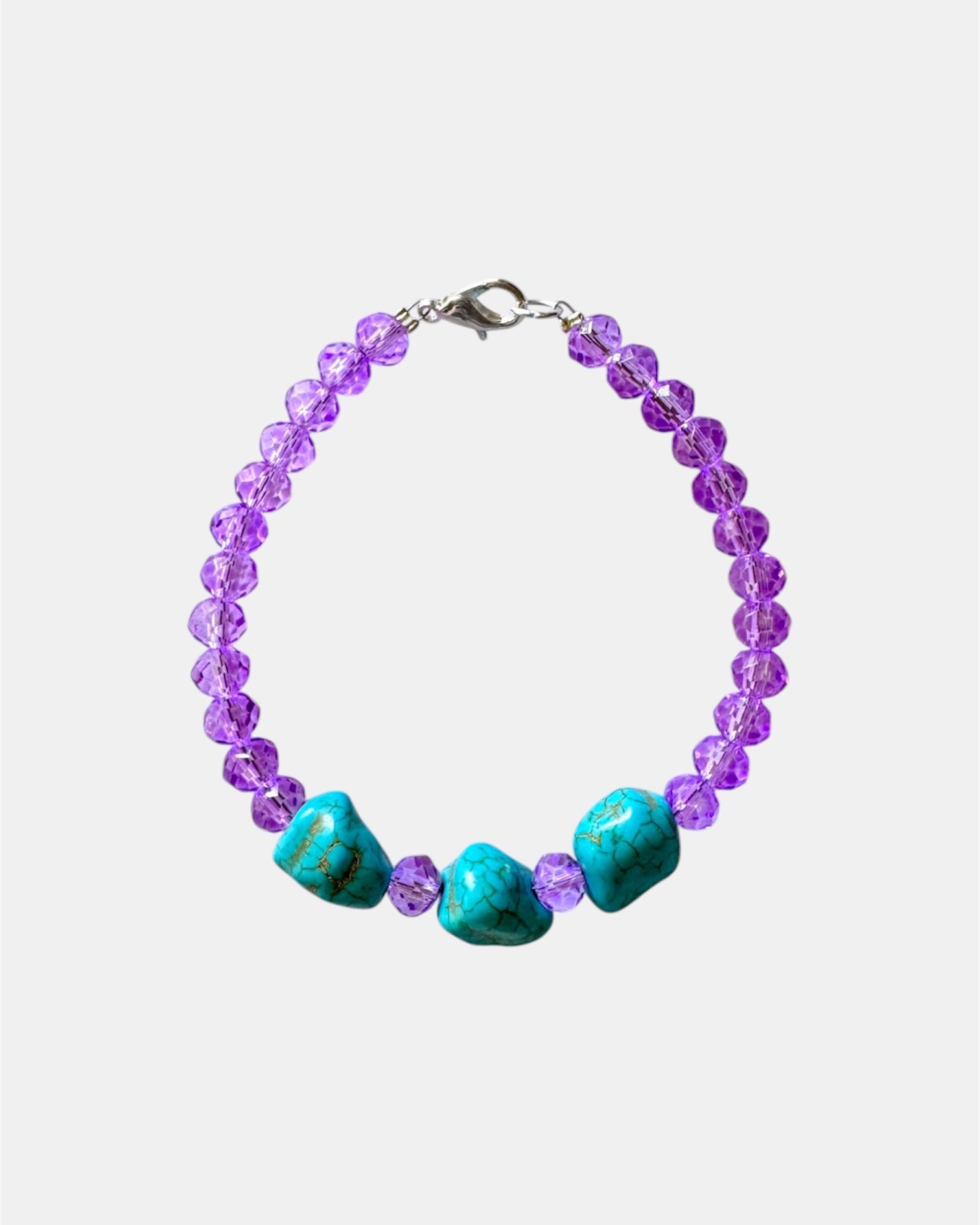 Lilac bracelet decorated with glass beads and turquoise stones for a colorful, bohemian style