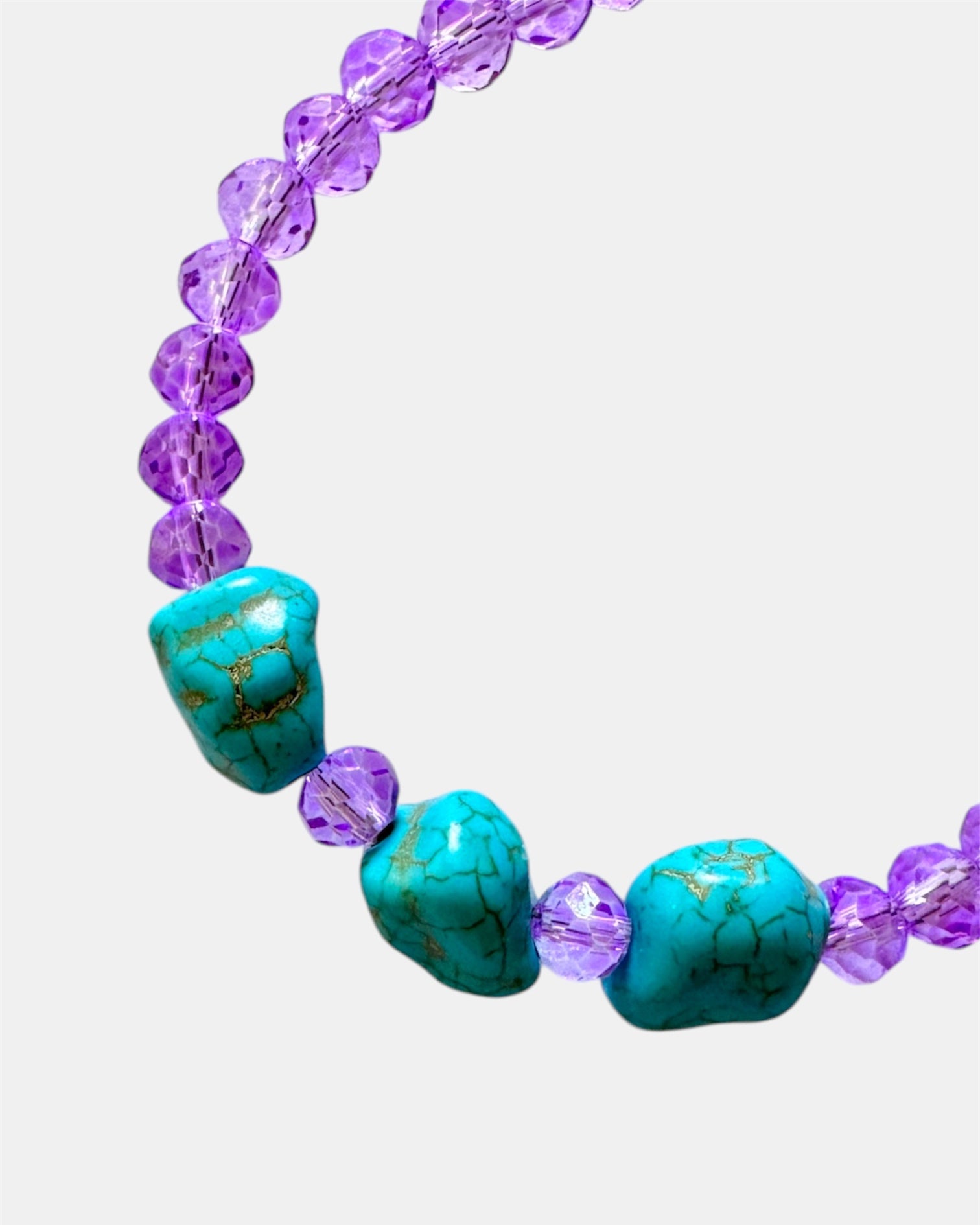 Lilac bracelet decorated with glass beads and turquoise stones for a colorful, bohemian style