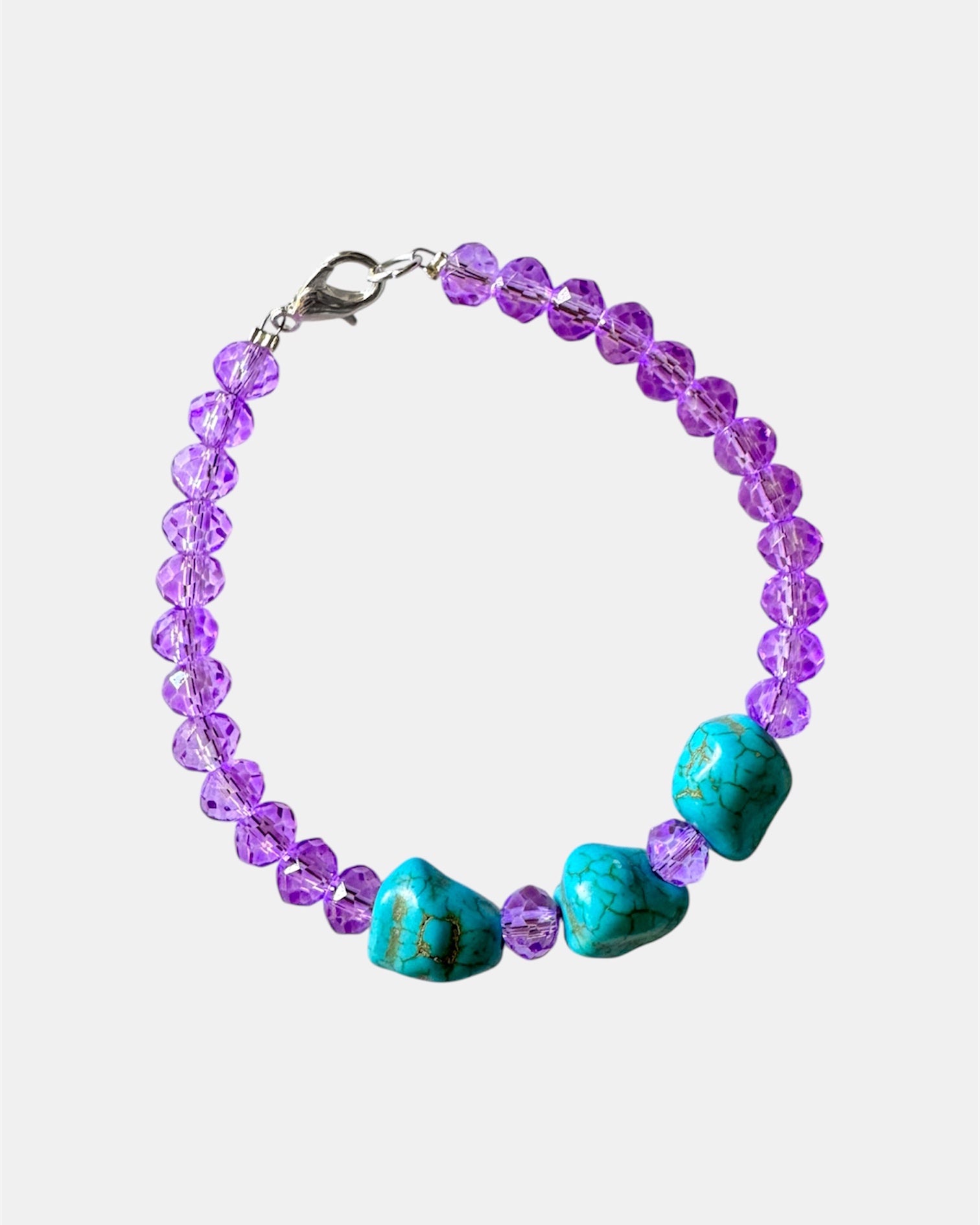 Lilac bracelet decorated with glass beads and turquoise stones for a colorful, bohemian style