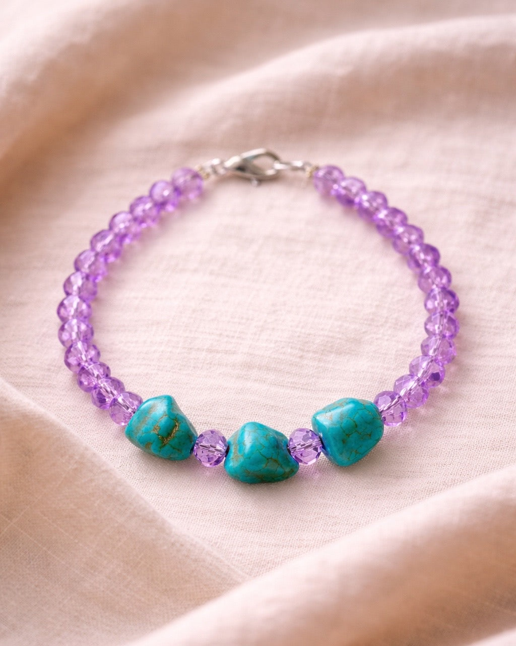 Lilac bracelet decorated with glass beads and turquoise stones for a colorful, bohemian style