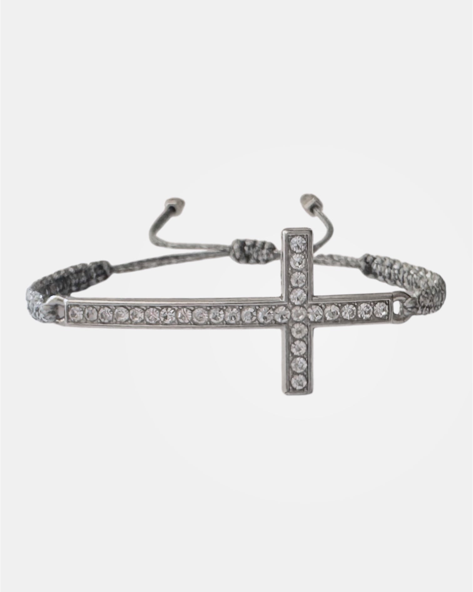 Μακραμέ ασημί βραχιόλι με στοιχείο σταυρός, γυναικείο χειροποίητο κόσμημα.