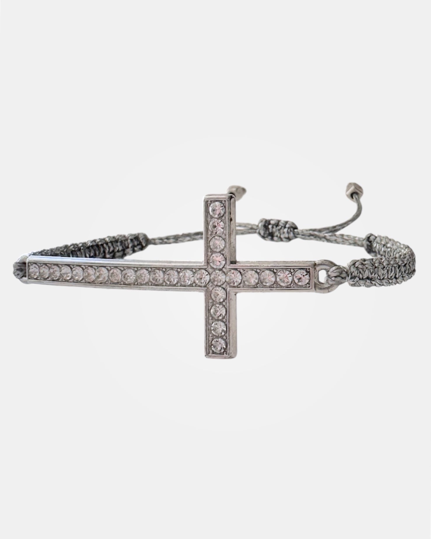 Μακραμέ ασημί βραχιόλι με στοιχείο σταυρός, γυναικείο χειροποίητο κόσμημα.