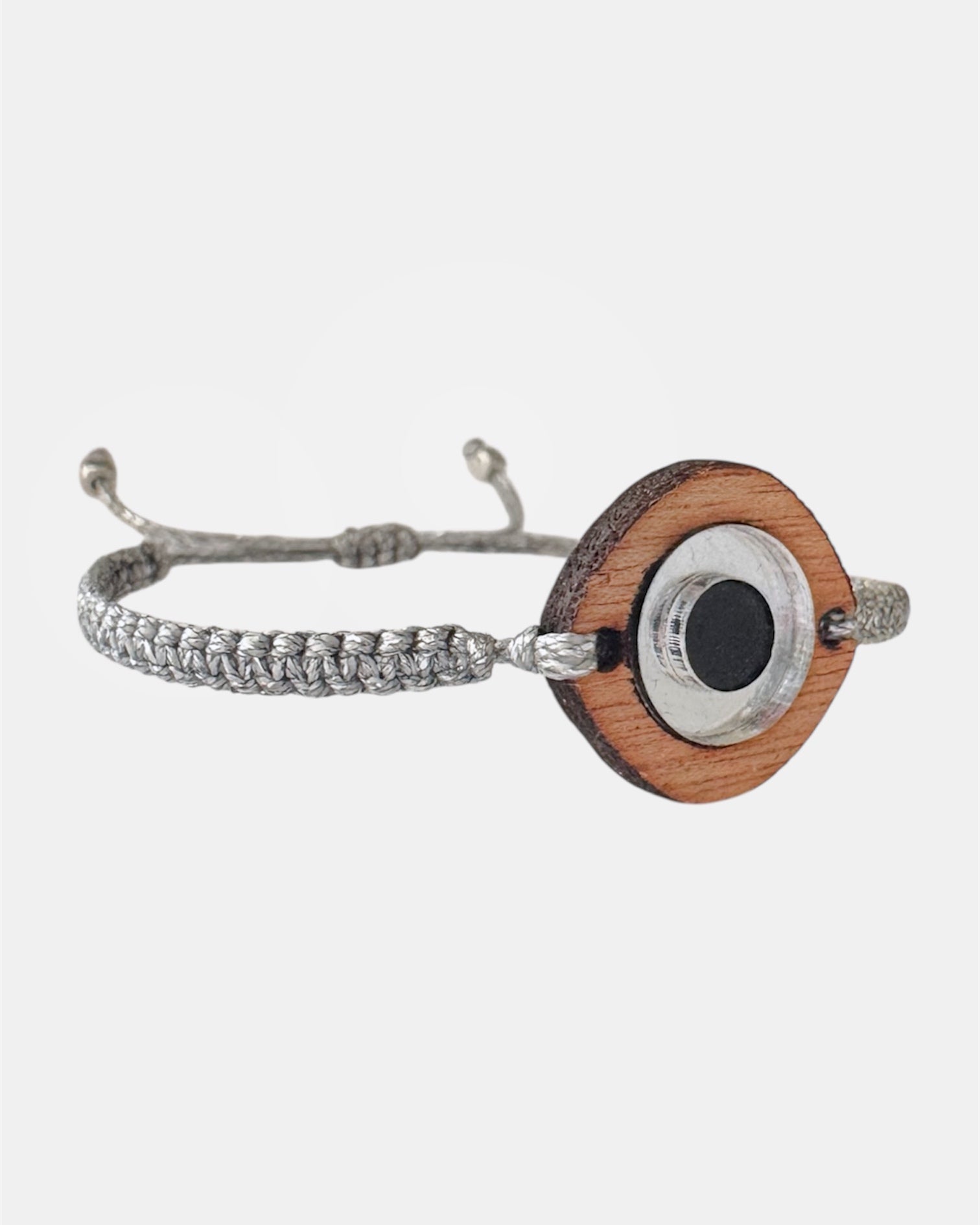 Μακραμέ ασημί βραχιόλι με ξύλινο μάτι, γυναικείο χειροποίητο κόσμημα.