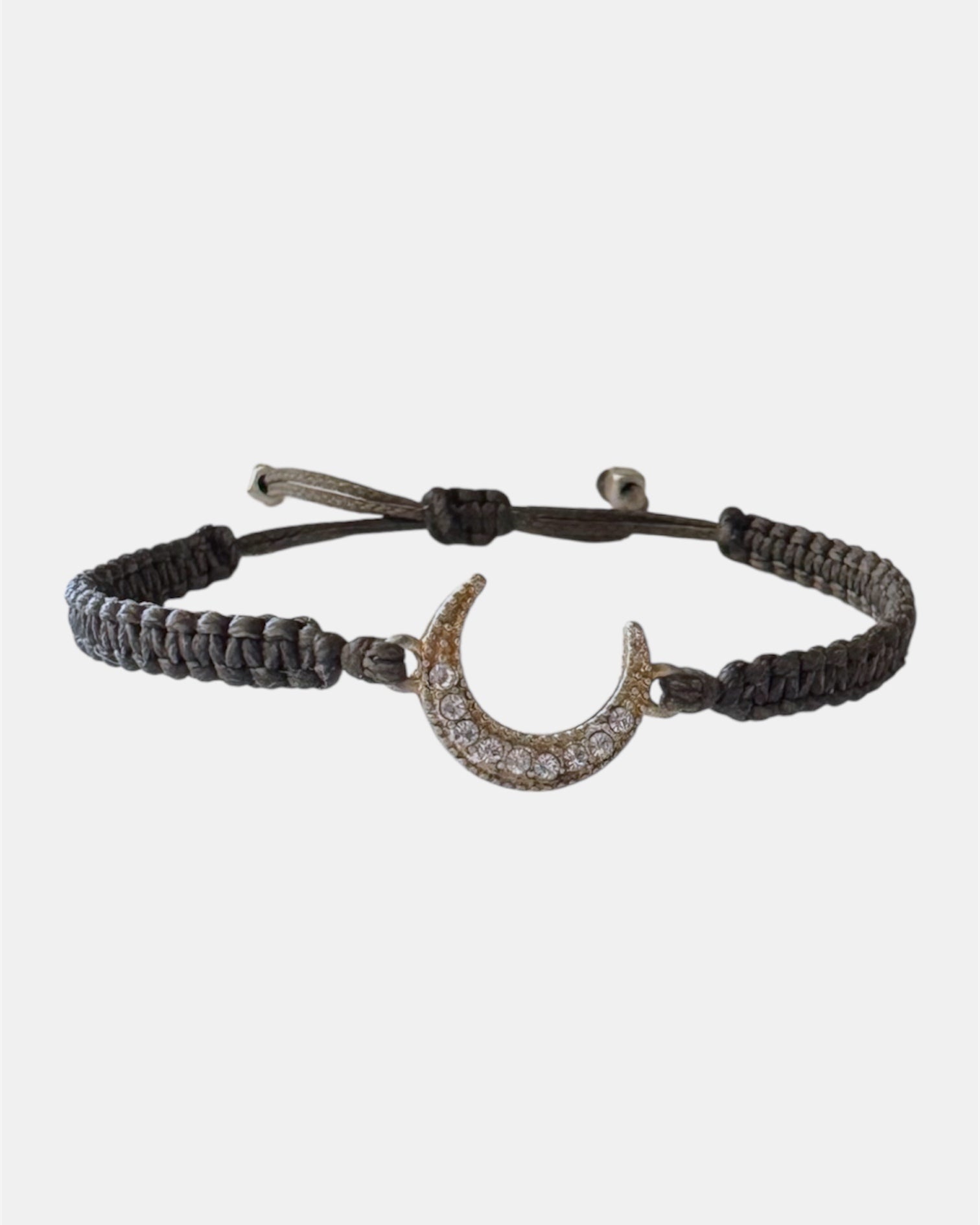 Μακραμέ γκρι βραχιόλι με φεγγάρι και ζιργκόν, γυναικείο χειροποίητο κόσμημα.