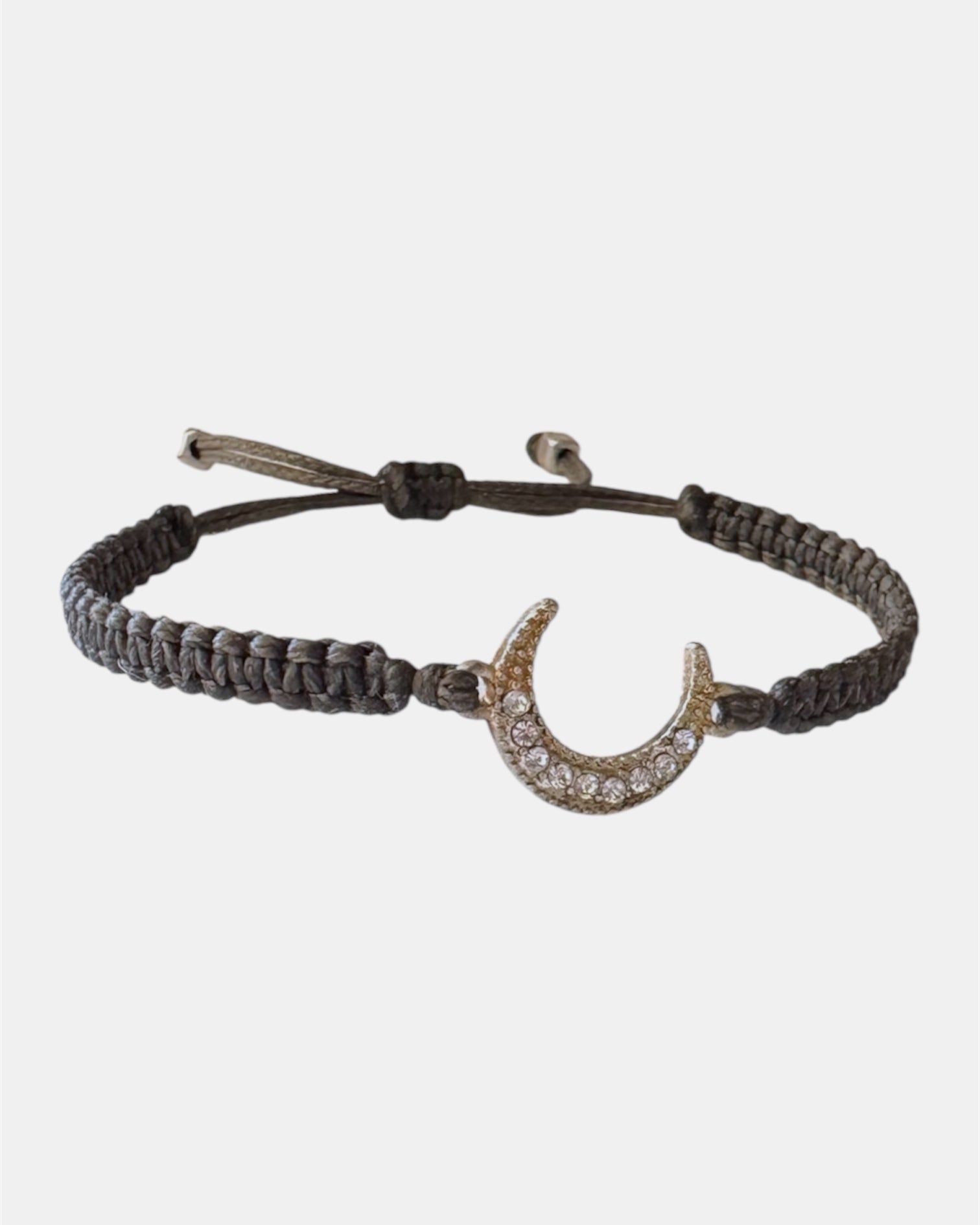 Μακραμέ γκρι βραχιόλι με φεγγάρι και ζιργκόν, γυναικείο χειροποίητο κόσμημα.