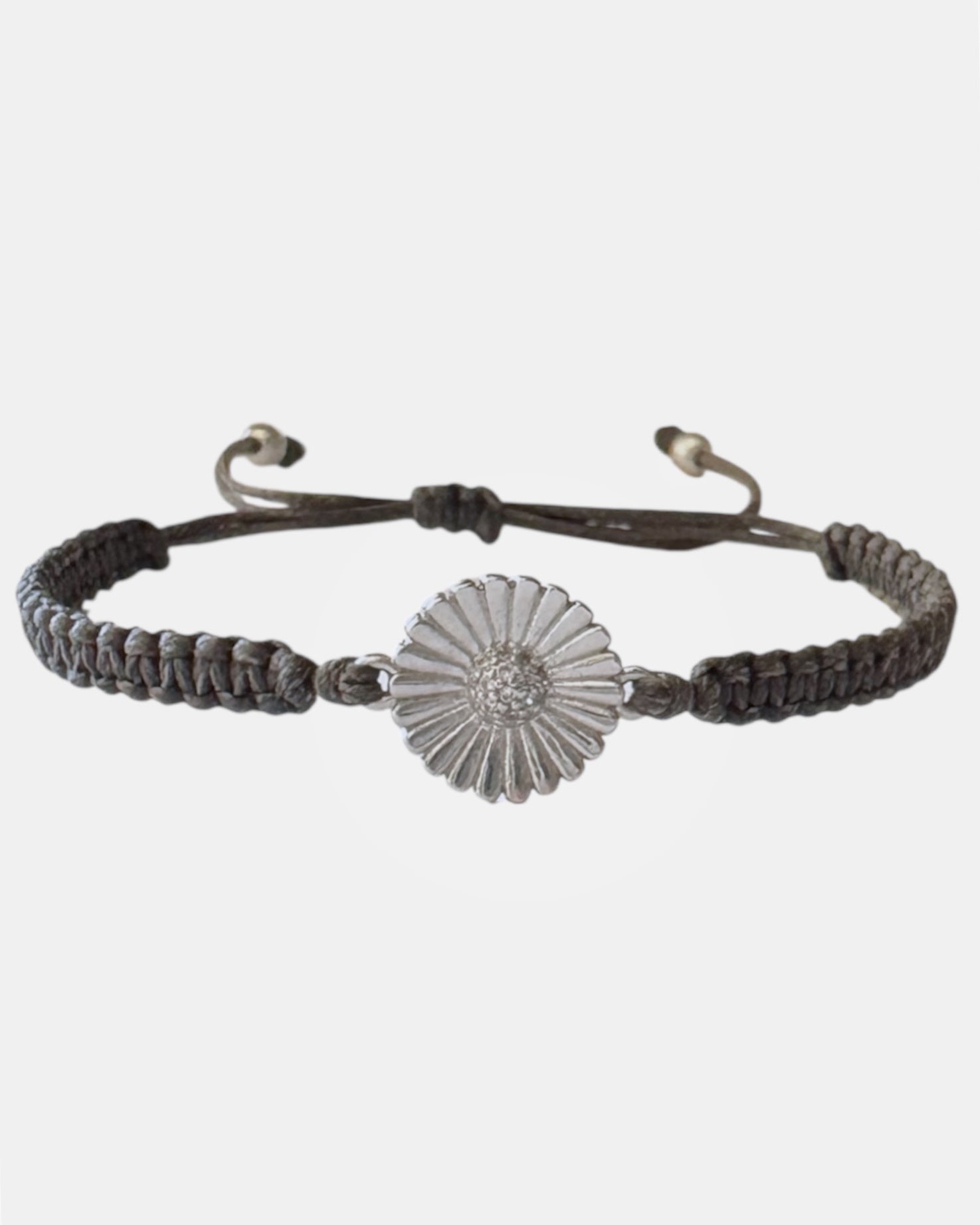 Μακραμέ γκρι βραχιόλι με μεταλλικό λουλούδι, γυναικείο χειροποίητο κόσμημα.