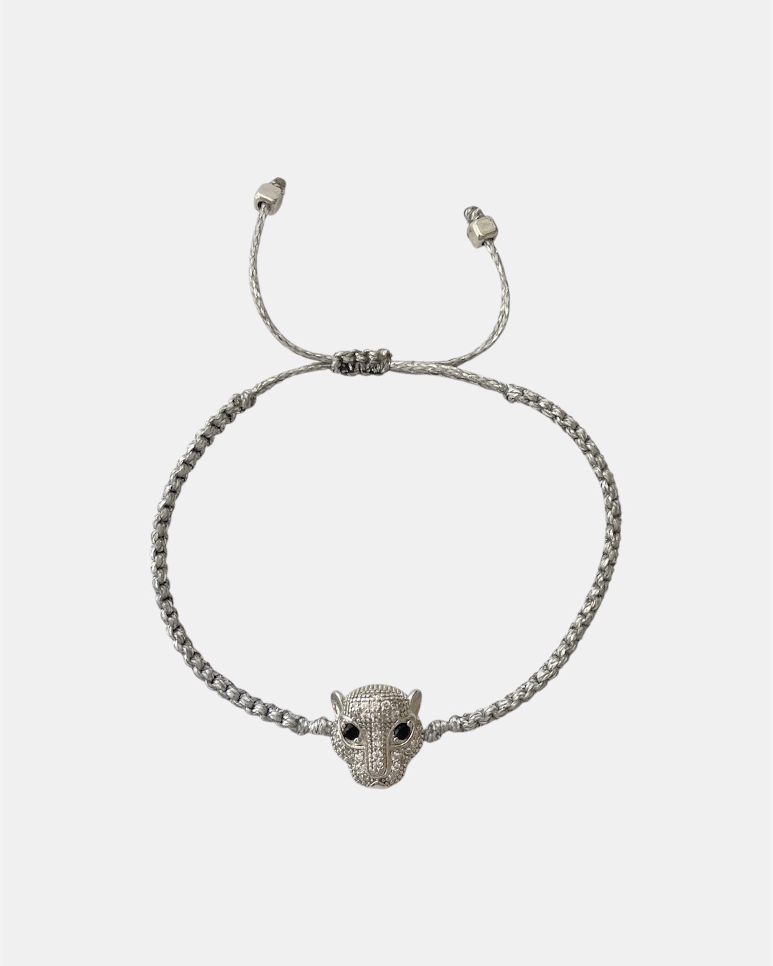 Μακραμέ βραχιόλι ασημί με διακοσμητικό στοιχείο πανθέρα και ρυθμιζόμενο κούμπωμα