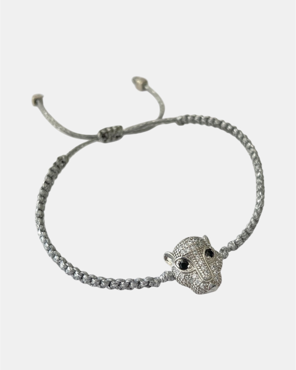 Μακραμέ βραχιόλι ασημί με διακοσμητικό στοιχείο πανθέρα και ρυθμιζόμενο κούμπωμα