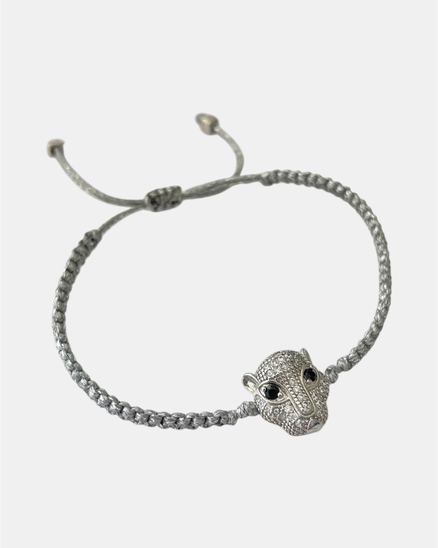 Μακραμέ βραχιόλι ασημί με διακοσμητικό στοιχείο πανθέρα και ρυθμιζόμενο κούμπωμα