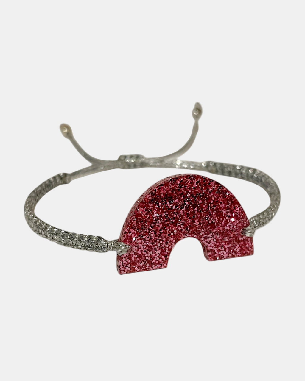 Μακραμέ ασημί βραχιόλι με πλέξι στοιχείο.