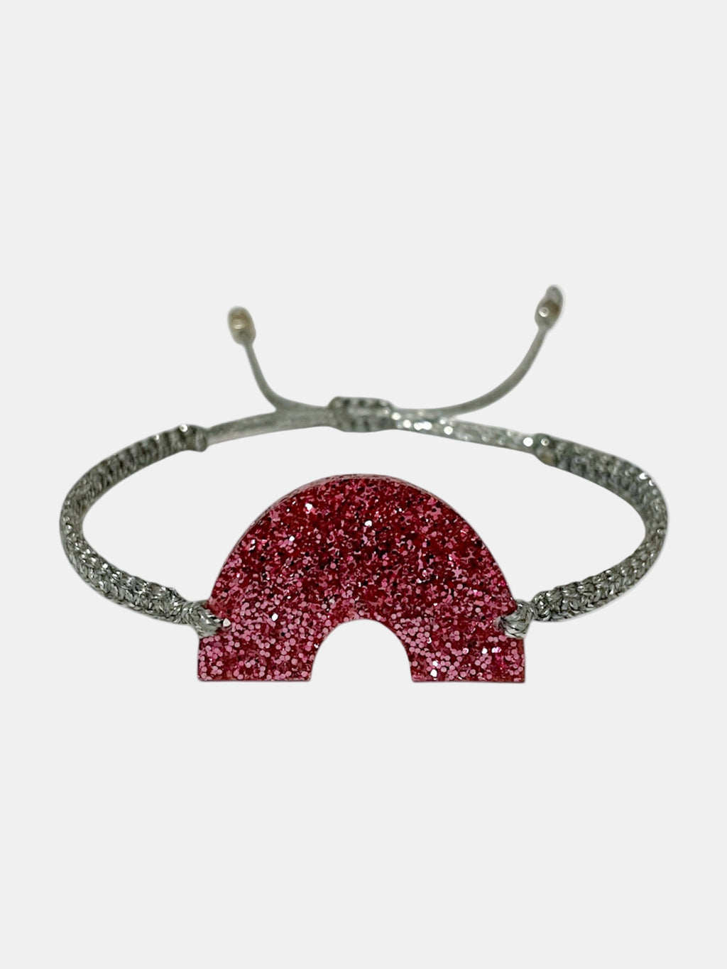 Μακραμέ ασημί βραχιόλι με πλέξι στοιχείο.