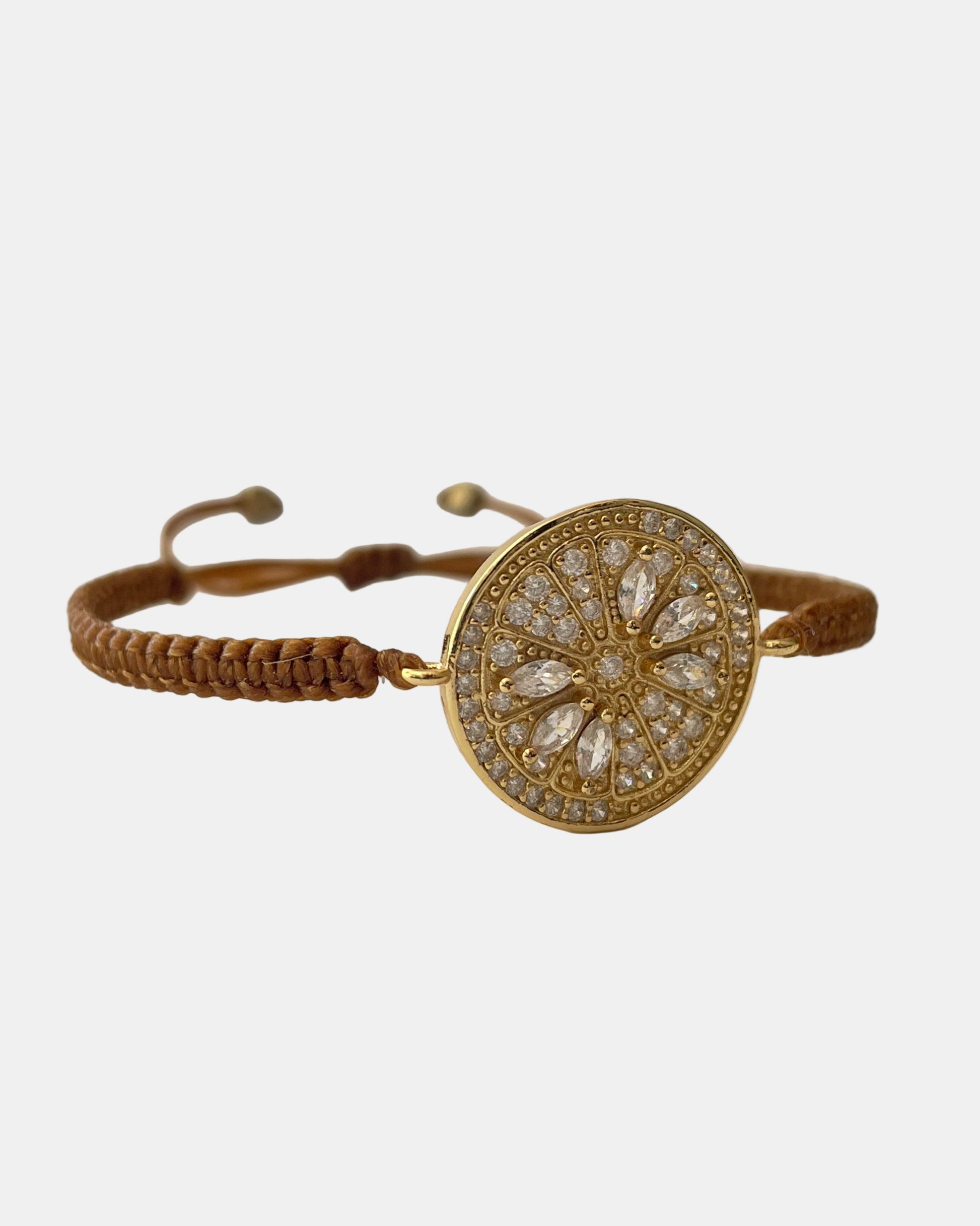 Μακραμέ καφέ βραχιόλι με χρυσό στοιχείο.