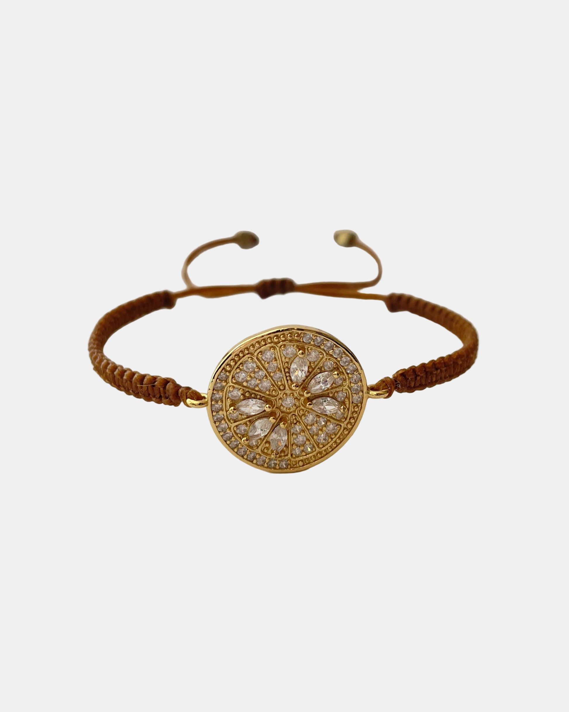 Μακραμέ καφέ βραχιόλι με χρυσό στοιχείο.