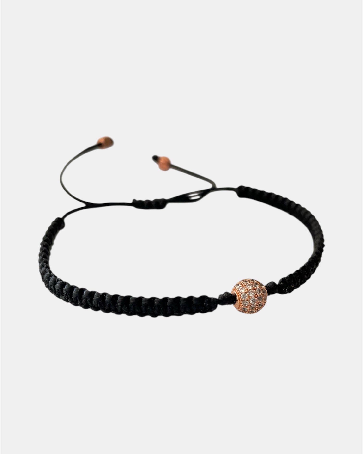 Μακραμέ βραχιόλι μαύρο με ροζ χρυσή χάντρα και ρυθμιζόμενο κούμπωμα