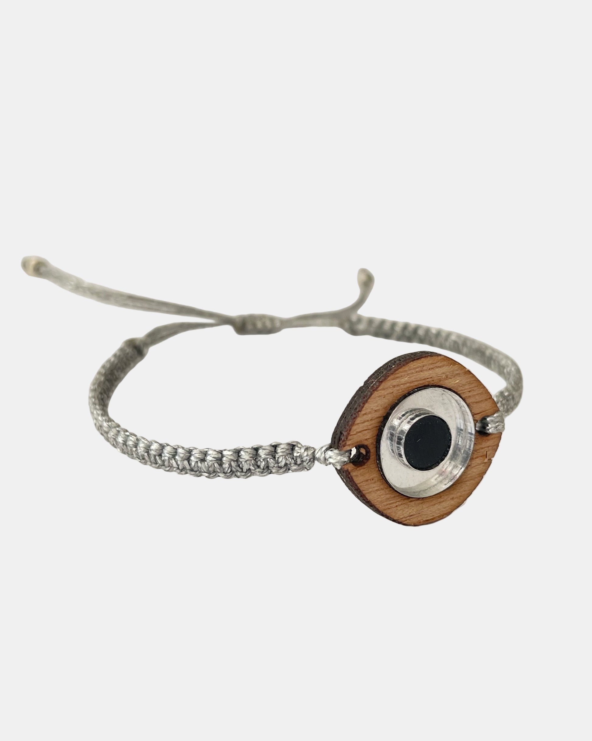 Μακραμέ βραχιόλι ασημί με ξύλινο μάτι, χειροποίητο και μοντέρνο, ιδανικό για καθημερινές και ιδιαίτερες εμφανίσεις.