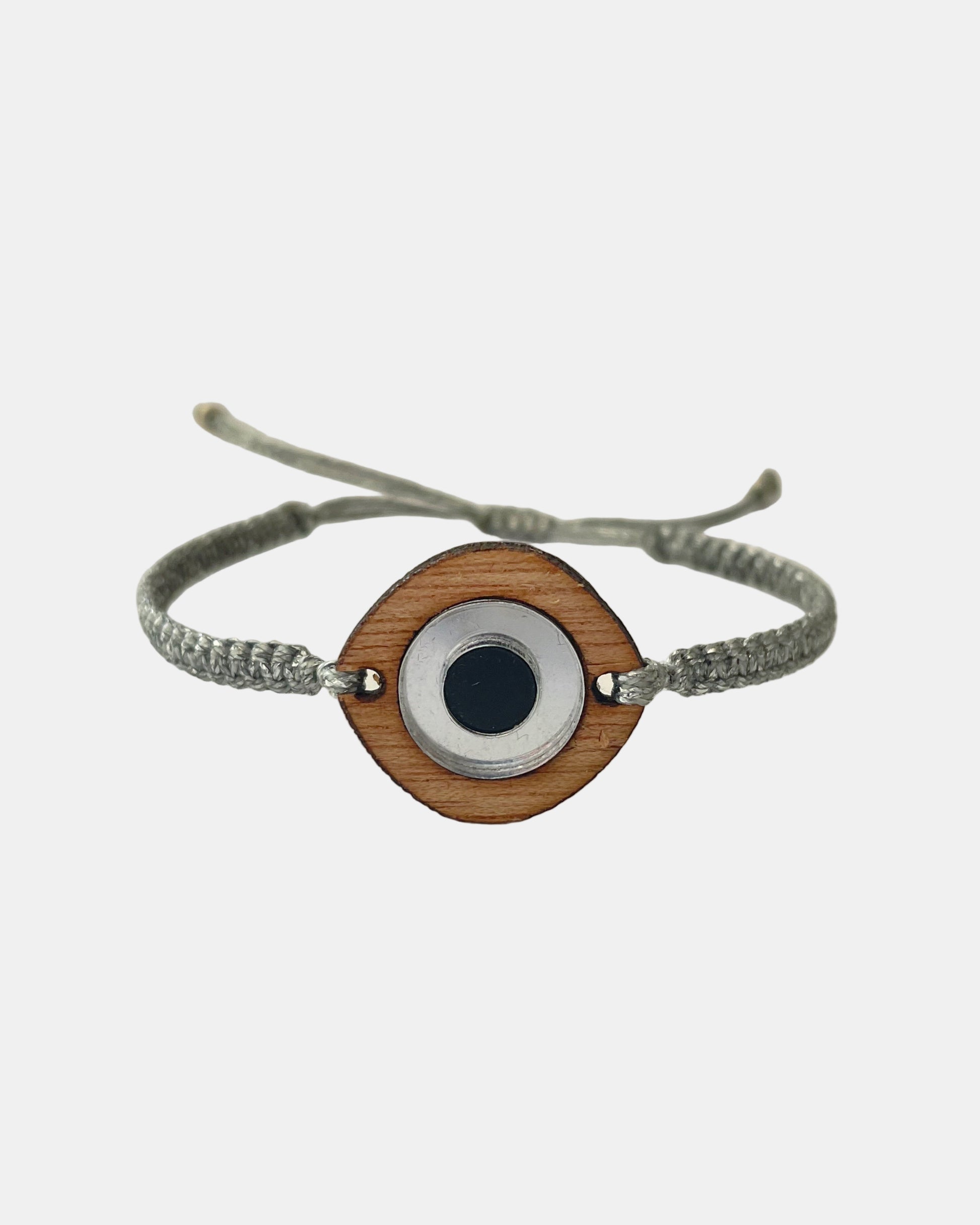 Μακραμέ βραχιόλι ασημί με ξύλινο μάτι, χειροποίητο και μοντέρνο, ιδανικό για καθημερινές και ιδιαίτερες εμφανίσεις.