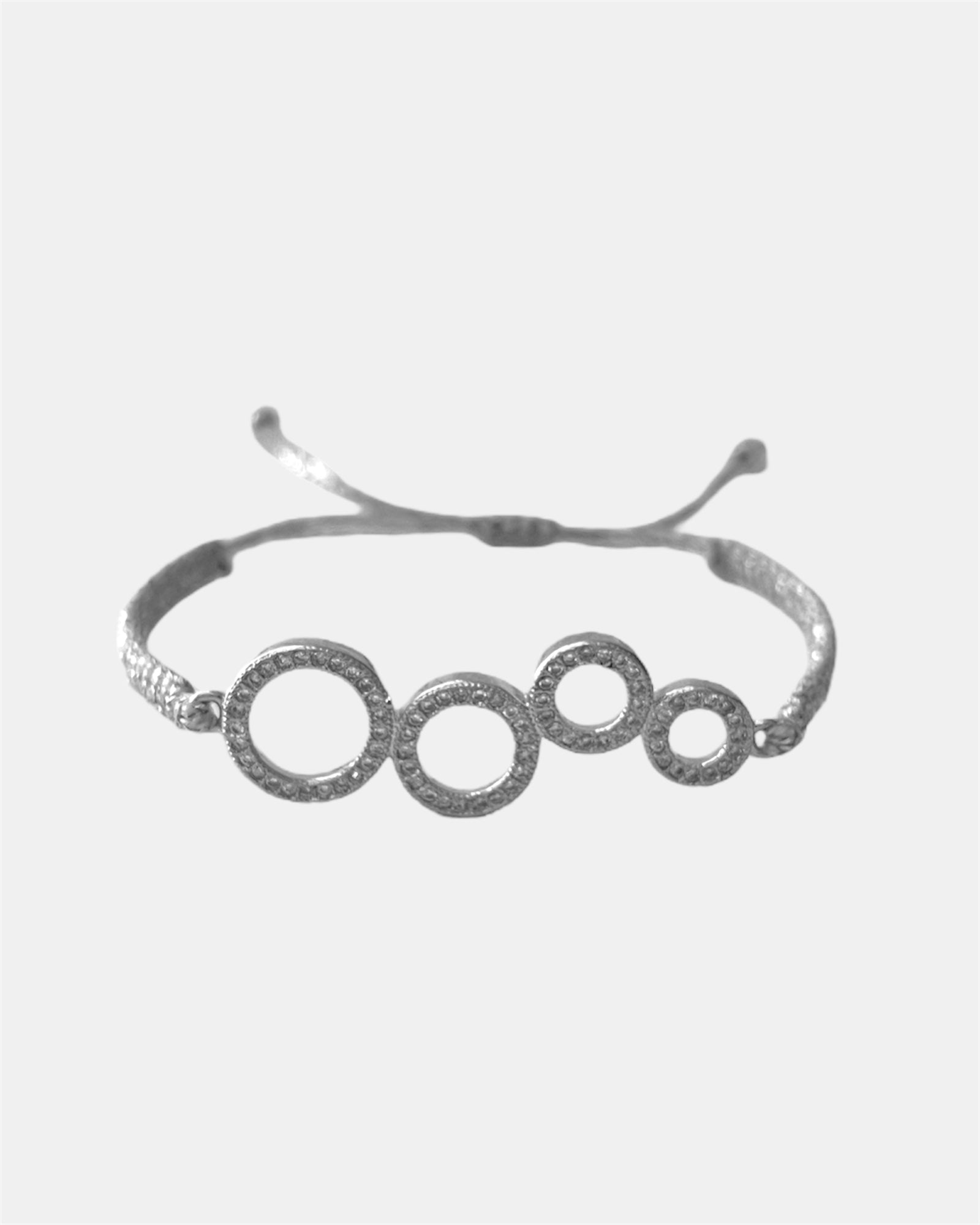 Μακραμέ βραχιόλι σε ασημί χρώμα με κυκλικά στοιχεία διακοσμημένα με ζιργκόν